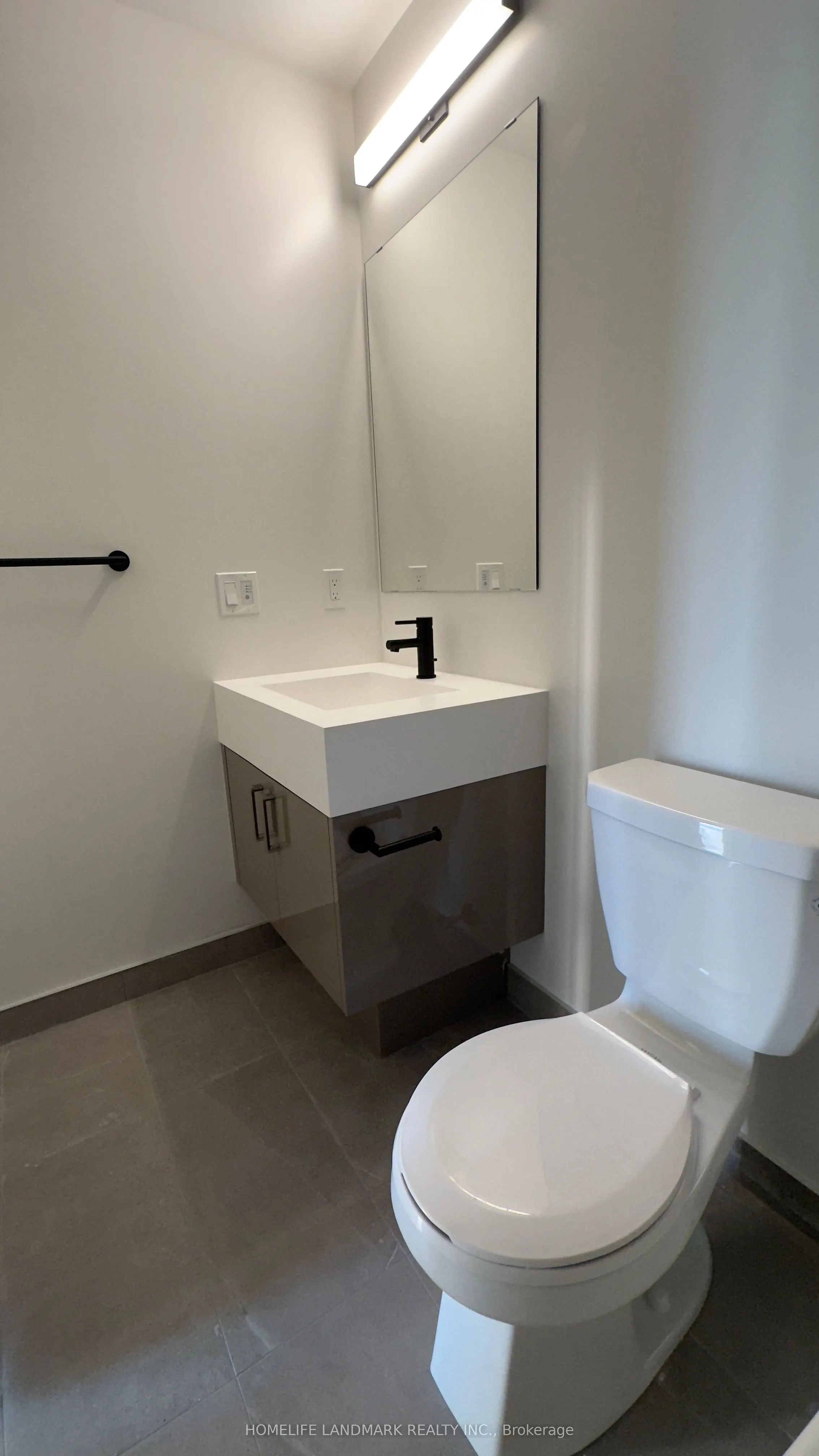 2410 280 dundas Street W, #2410