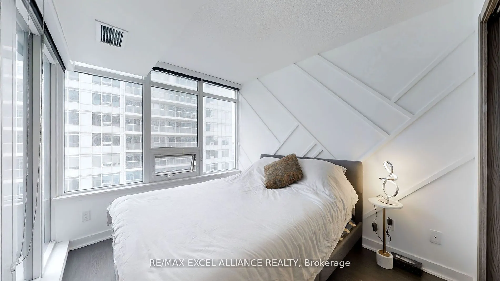 19 Bathurst Street, #1810