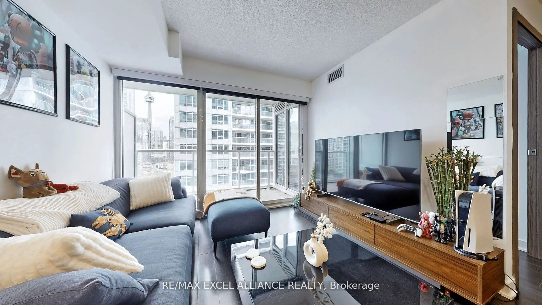 19 Bathurst Street, #1810