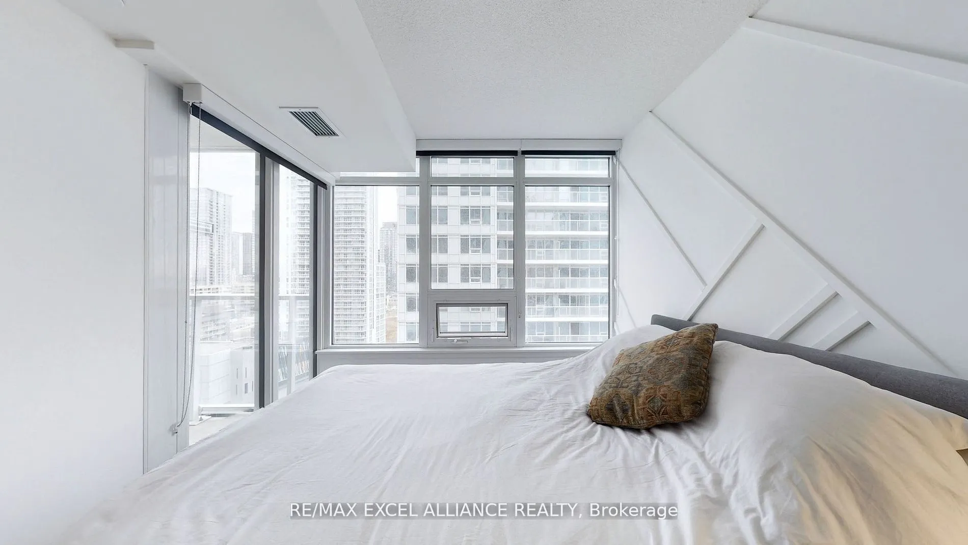 19 Bathurst Street, #1810