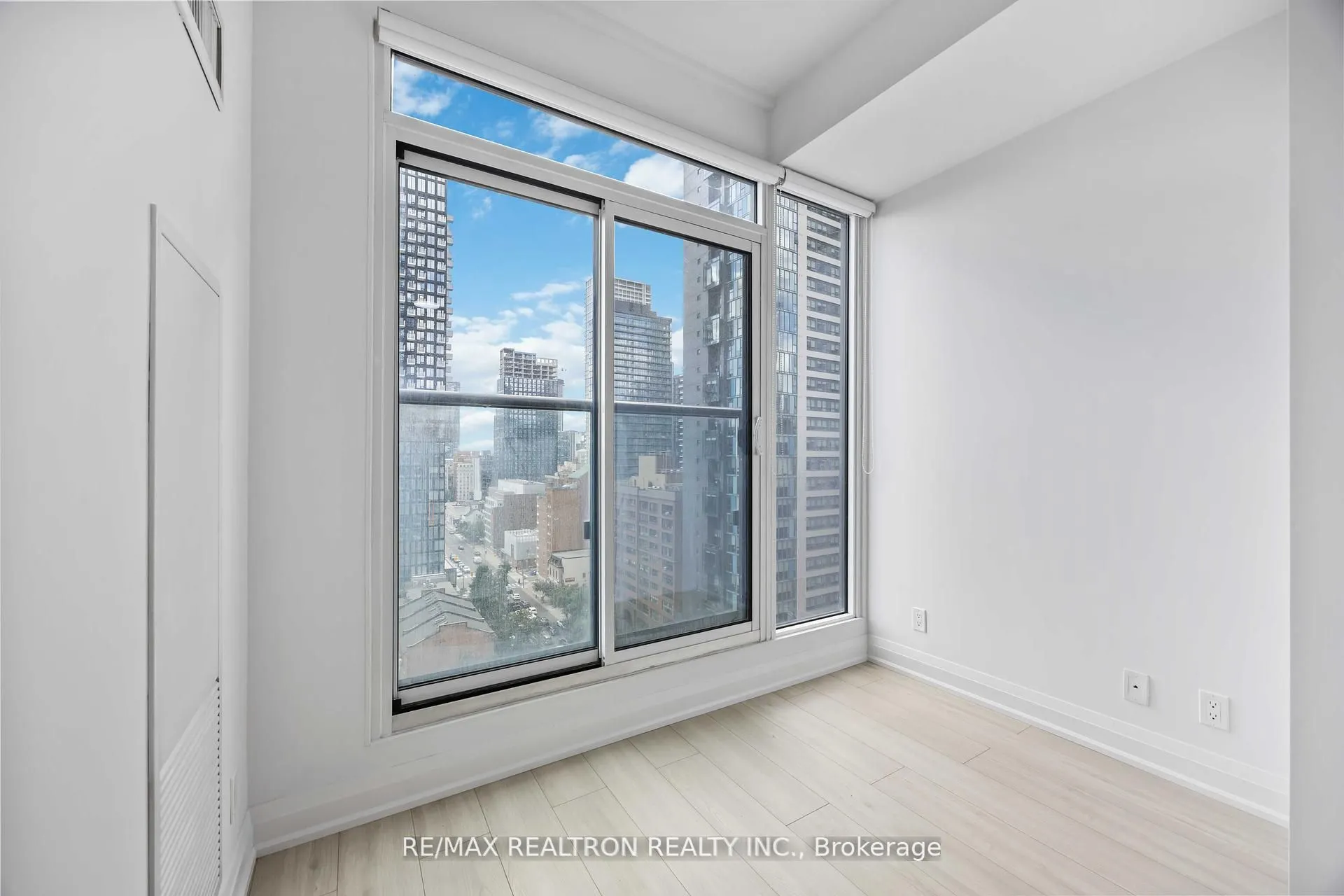 181 Dundas Street E, #1207