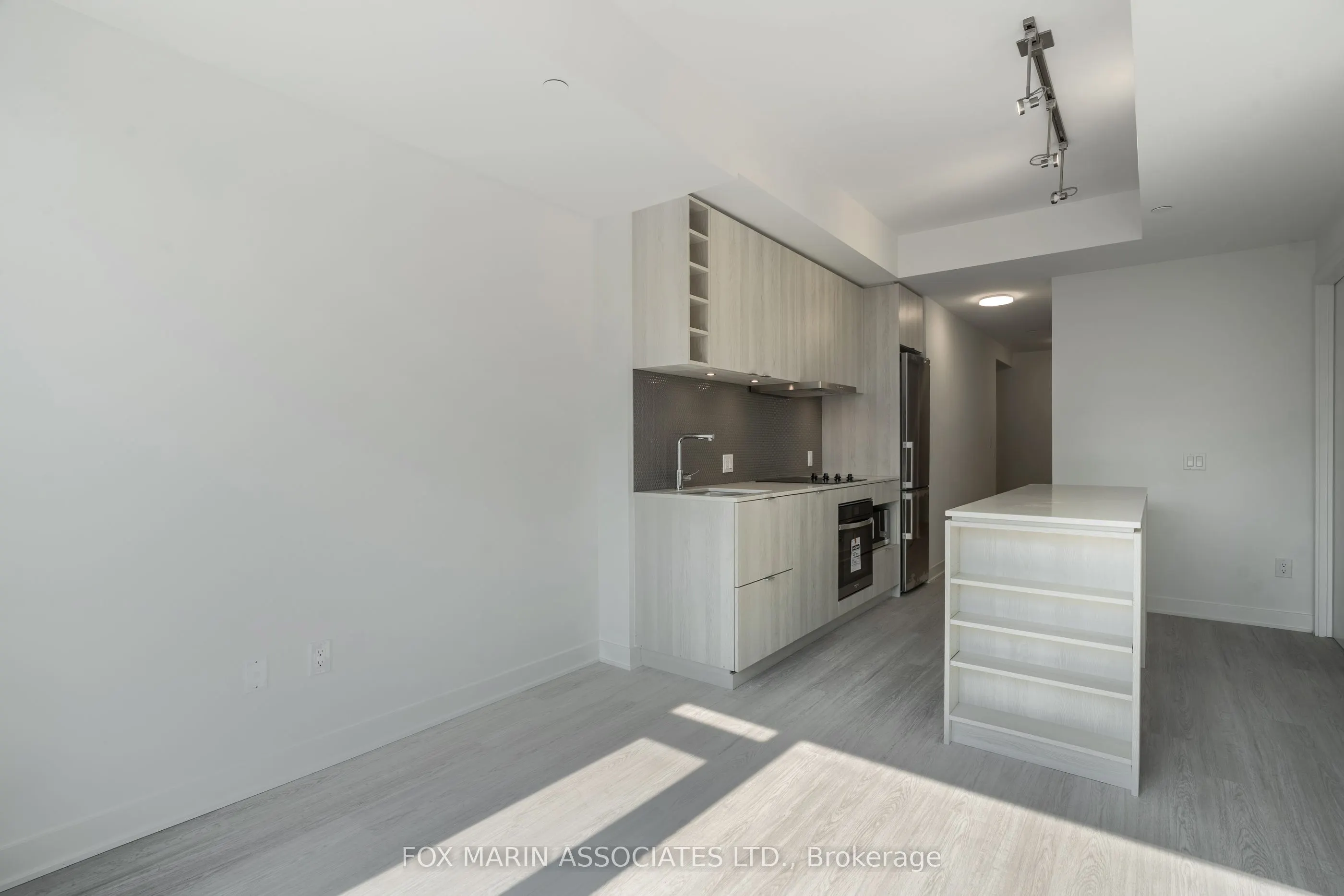 11 Yorkville Avenue, #816