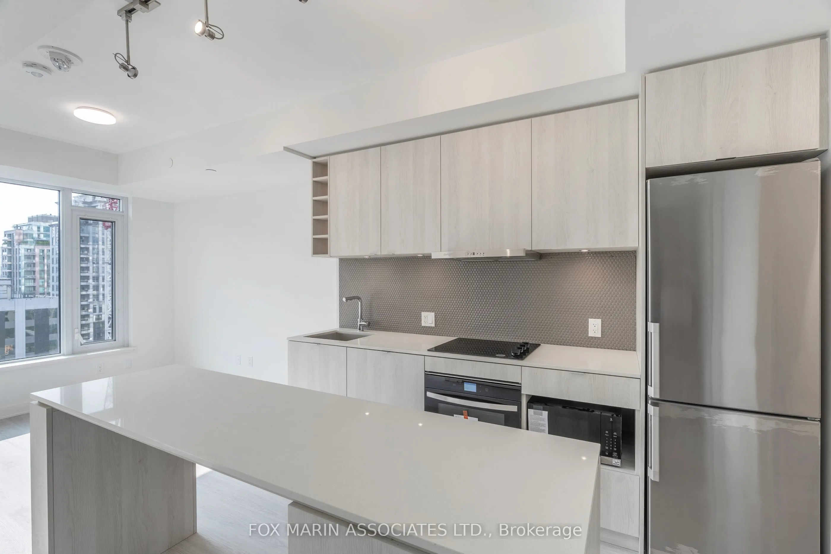 11 Yorkville Avenue, #816