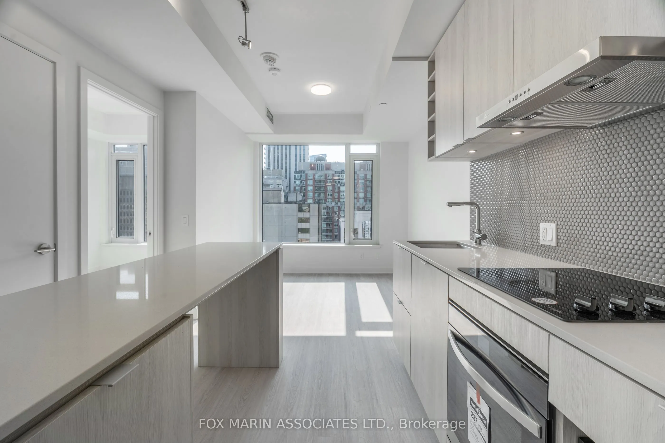 11 Yorkville Avenue, #816
