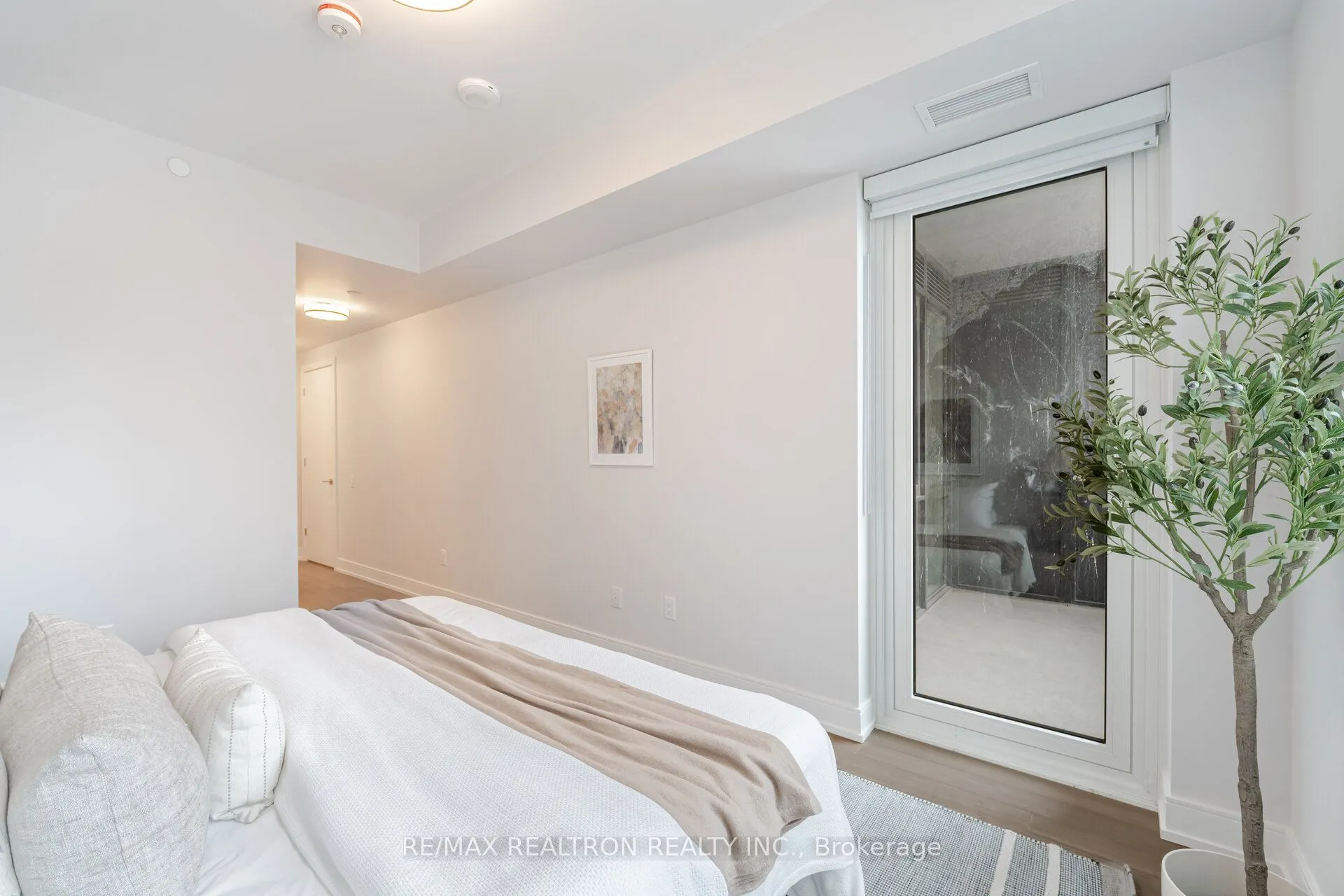 664 Spadina Avenue, #403