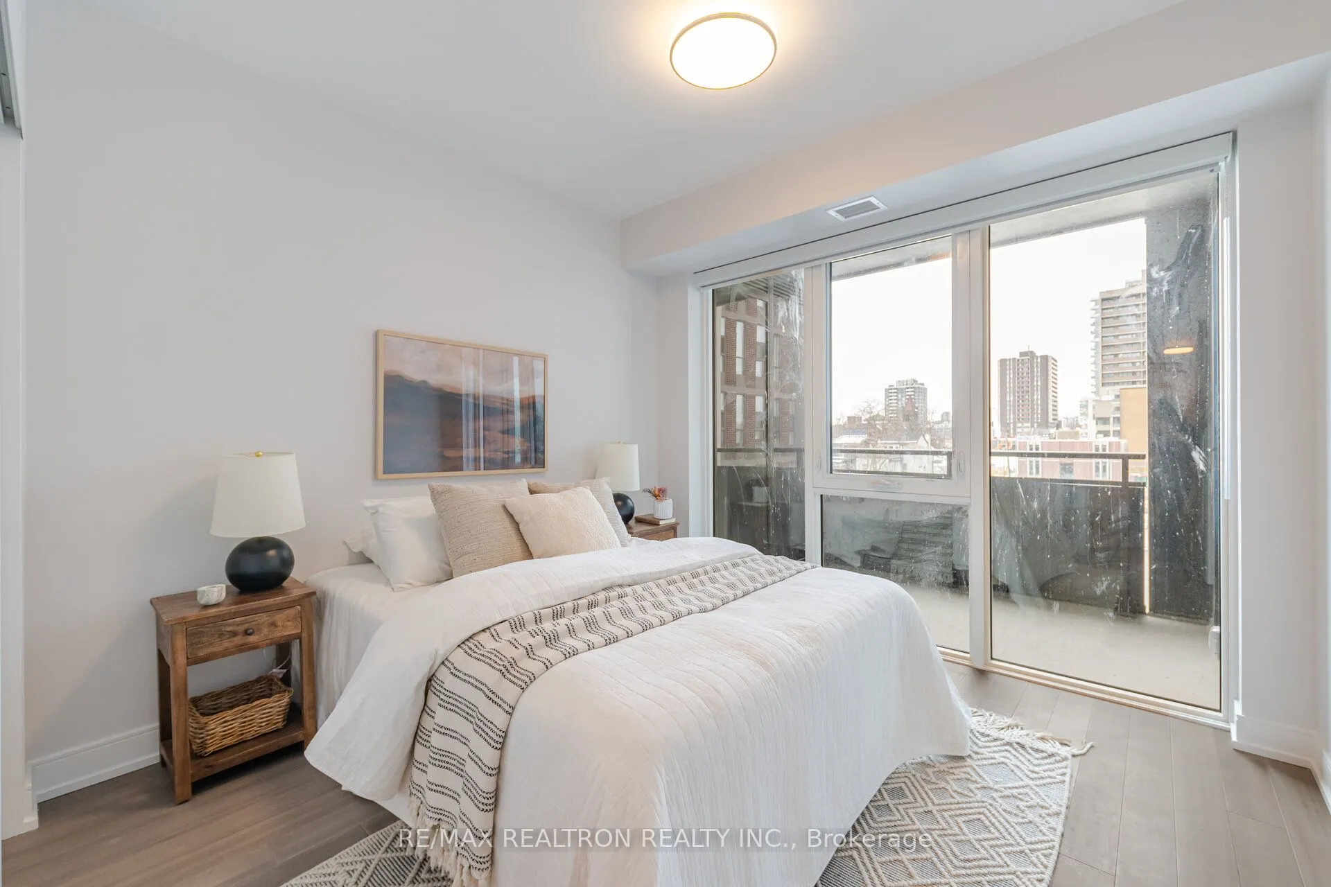 664 Spadina Avenue, #403