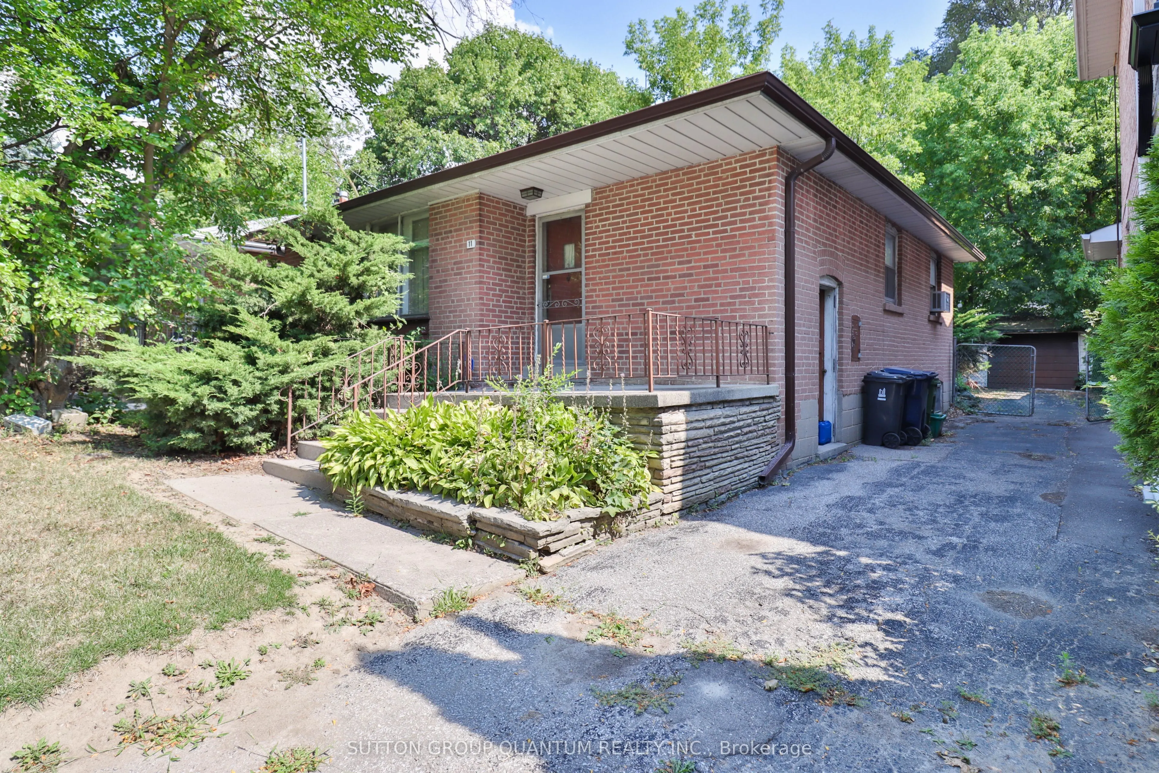 11 Collinson Boulevard N