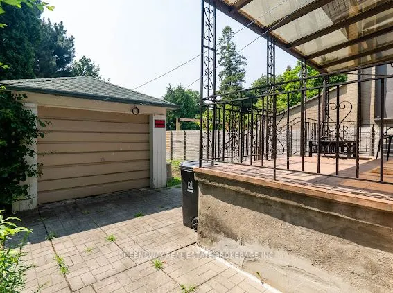 27 Deloraine Avenue