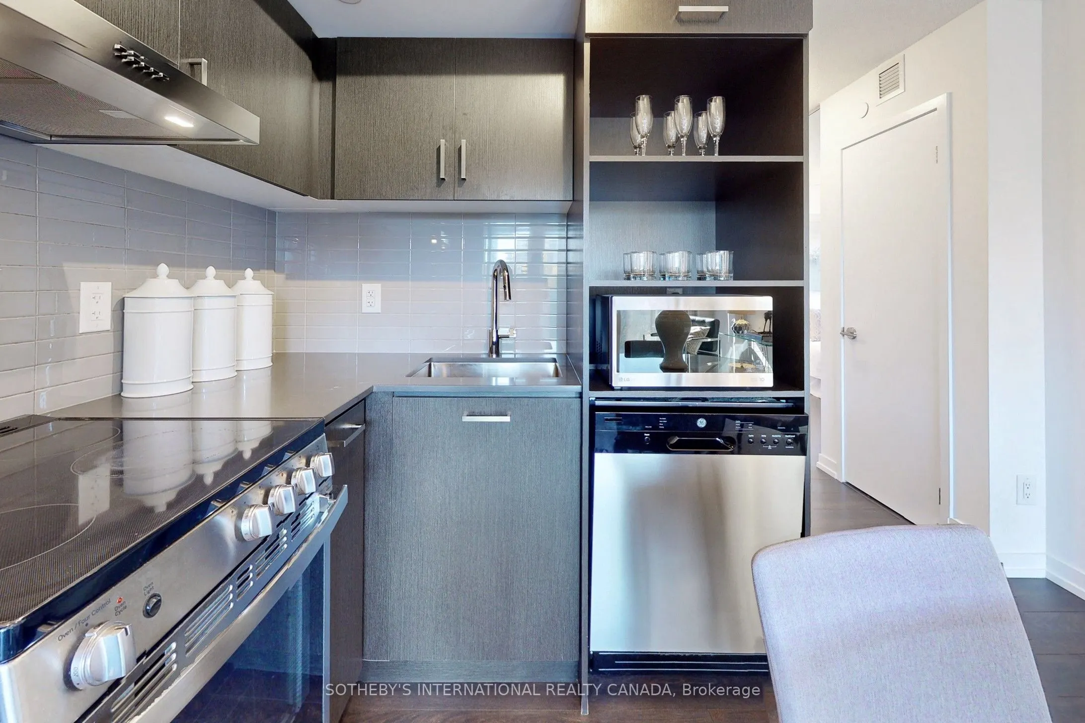 219 Dundas Street E, #612