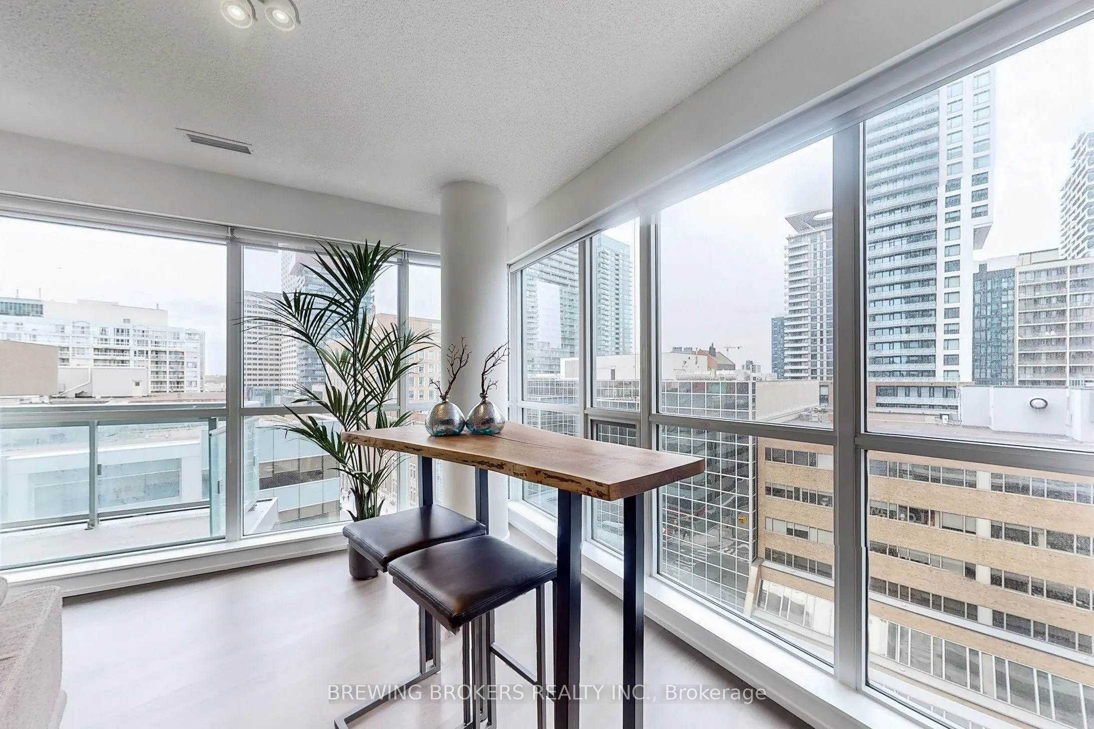 89 Dunfield Avenue, #902