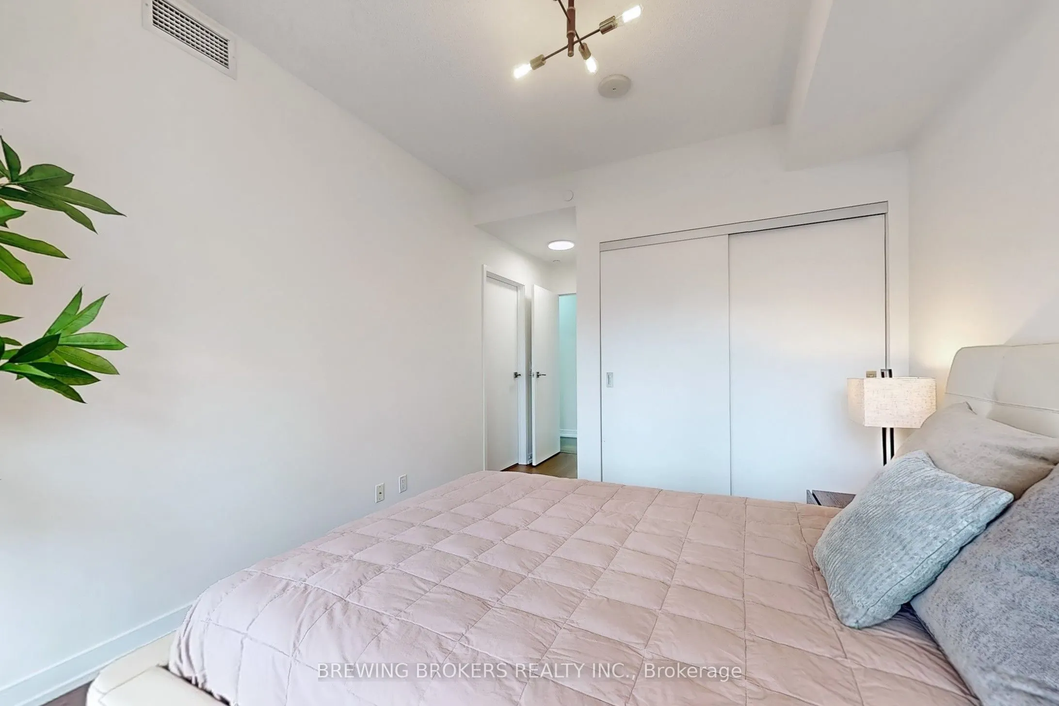 89 Dunfield Avenue, #902