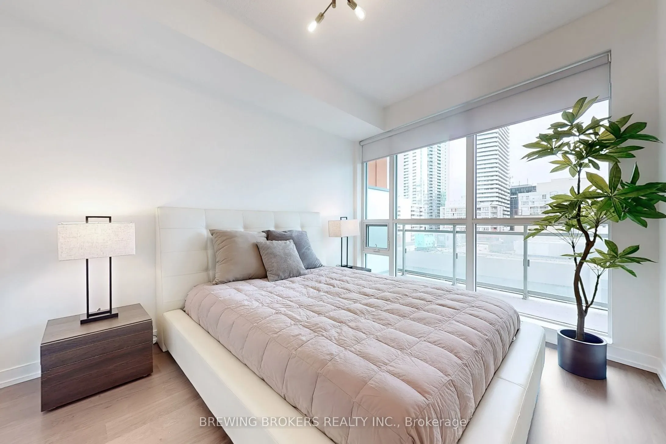 89 Dunfield Avenue, #902