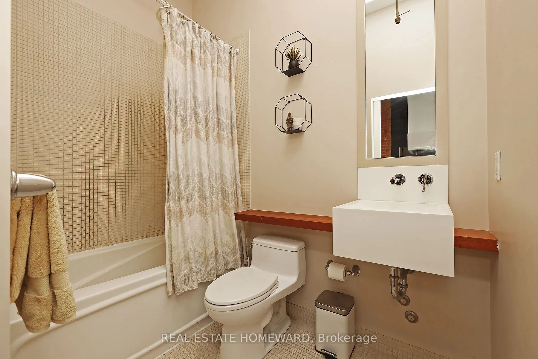 915 King Street W, #205