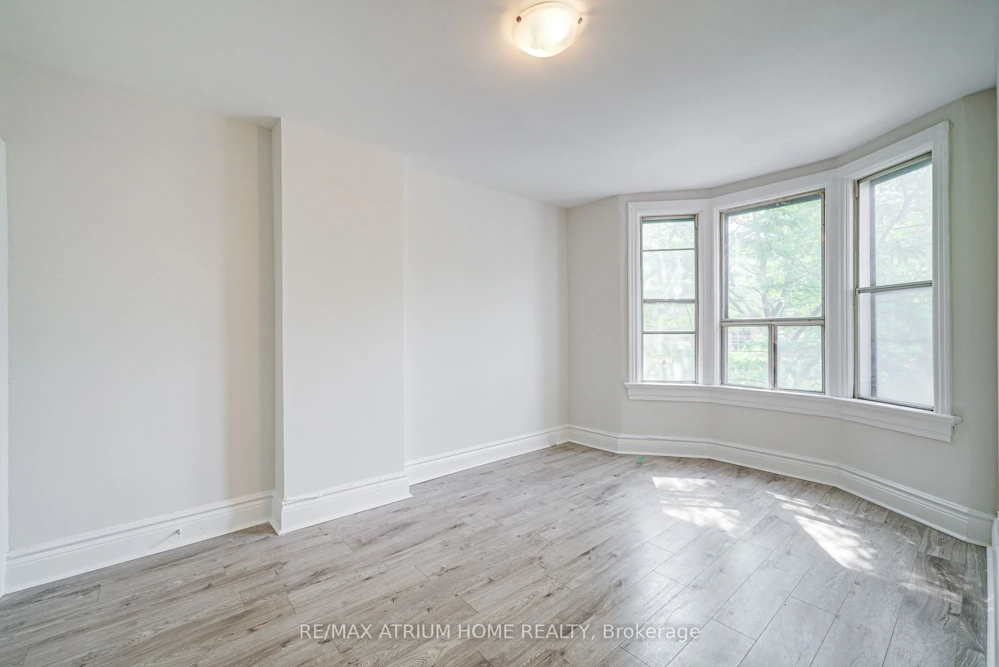 1000 Dundas Street W
