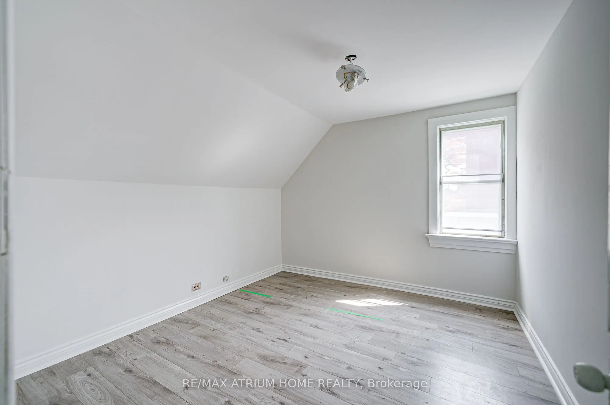 1000 Dundas Street W
