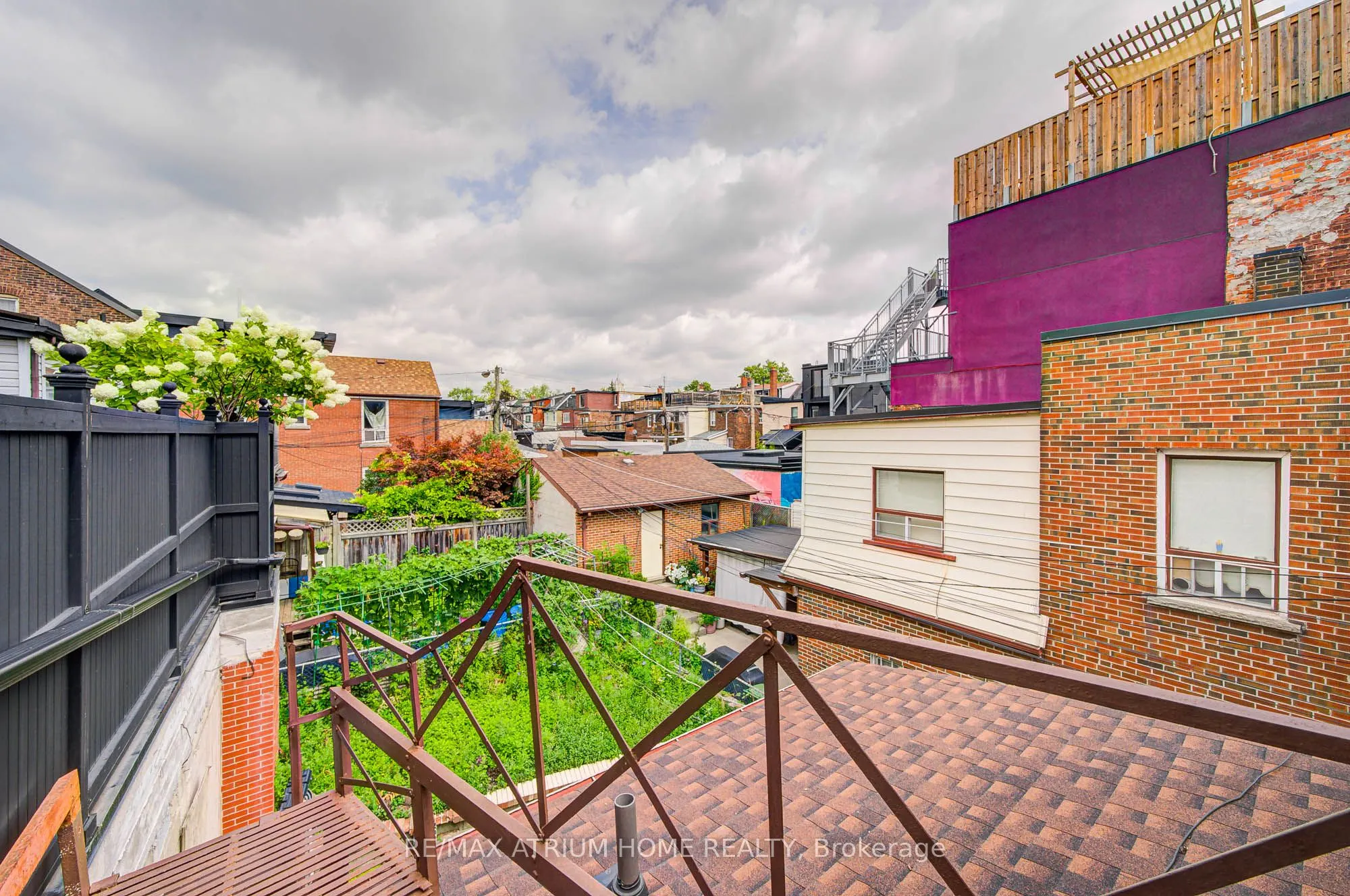 1000 Dundas Street W