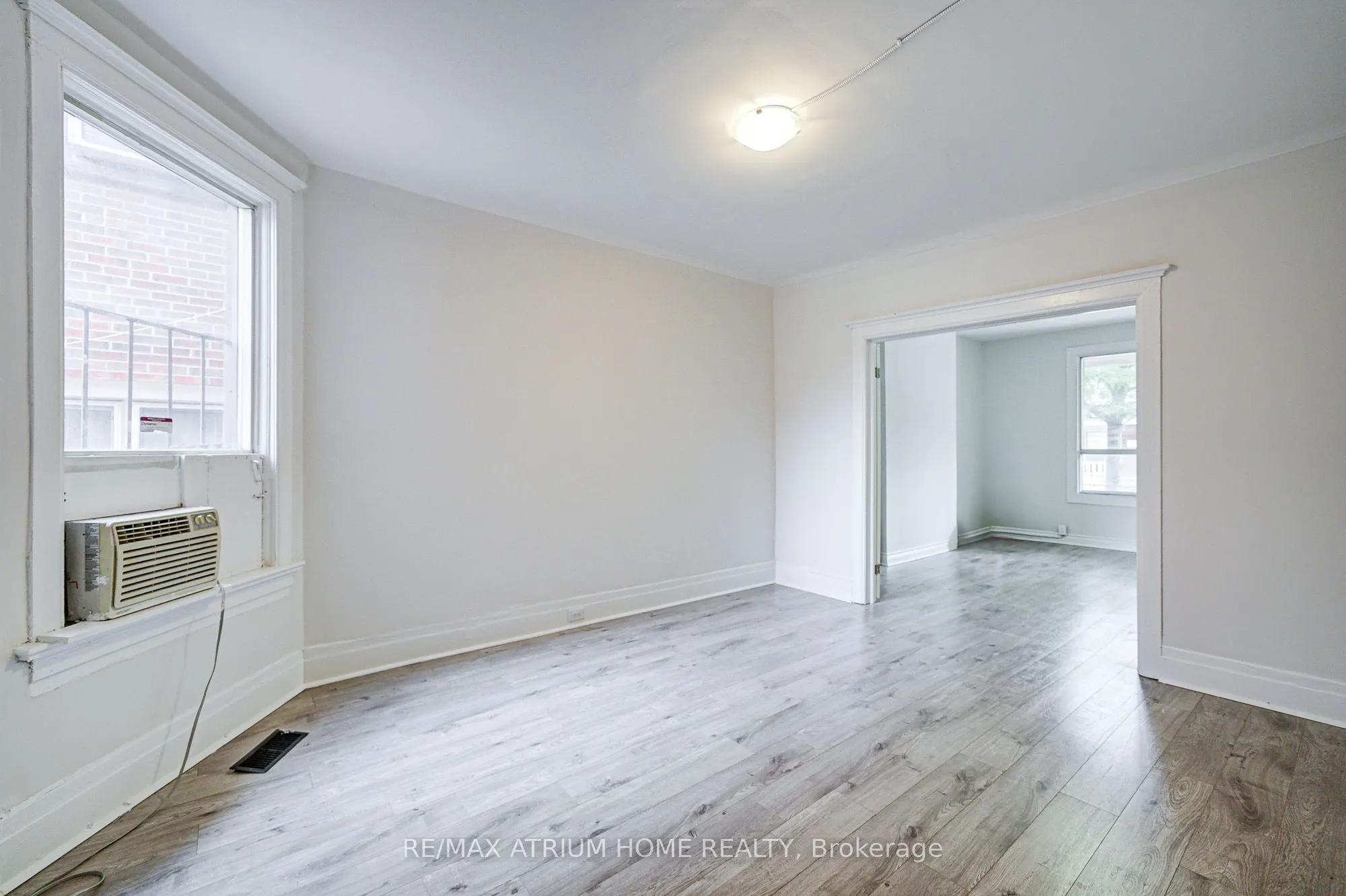1000 Dundas Street W