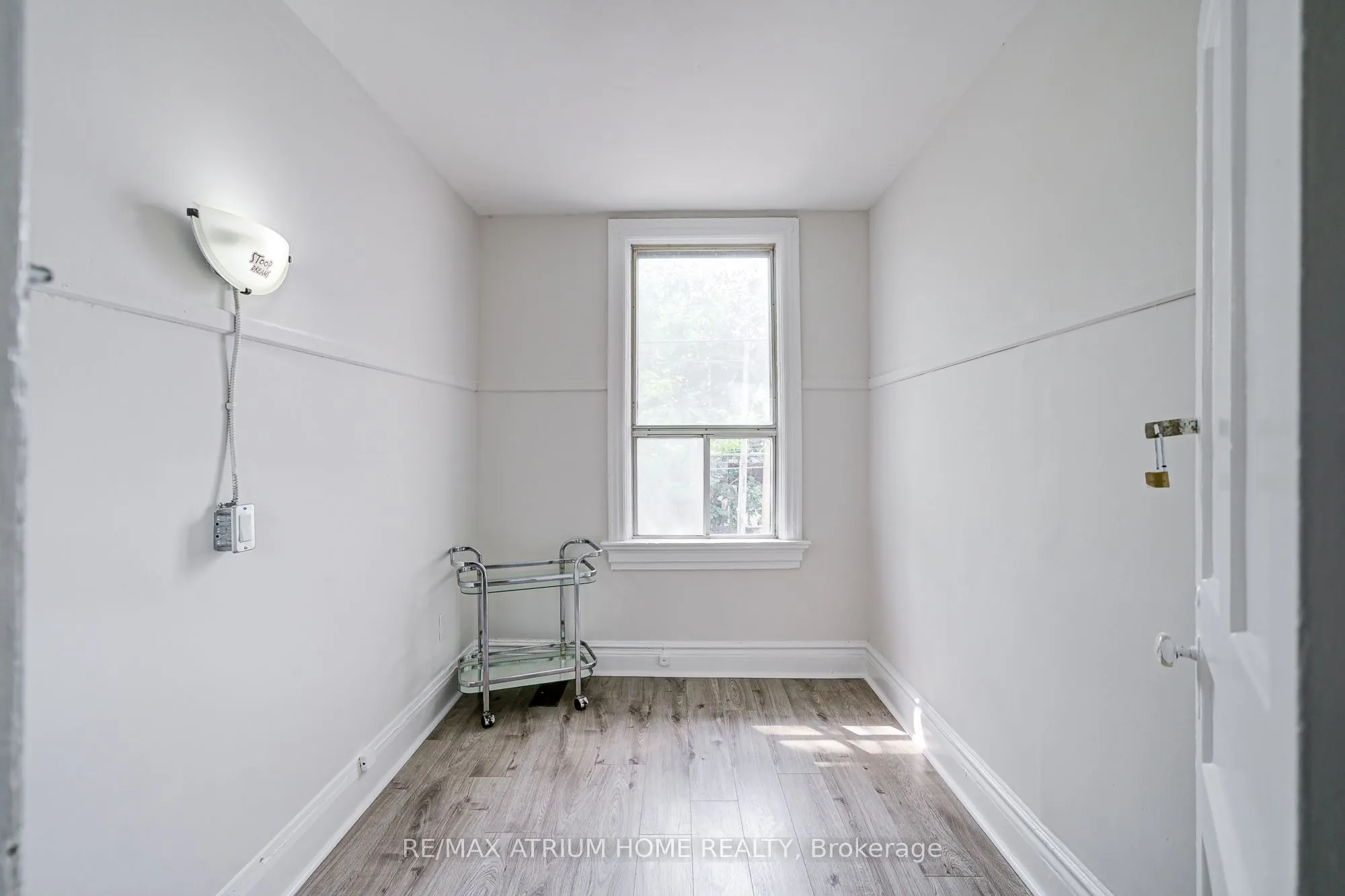 1000 Dundas Street W