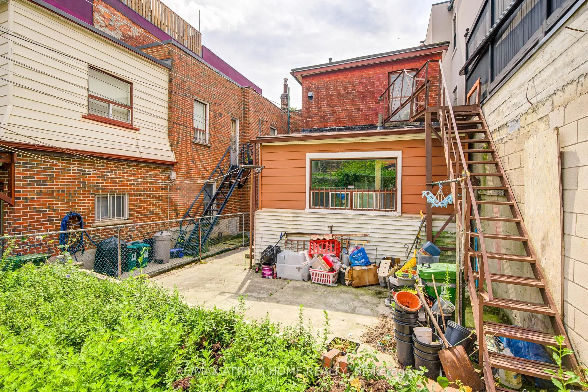 1000 Dundas Street W