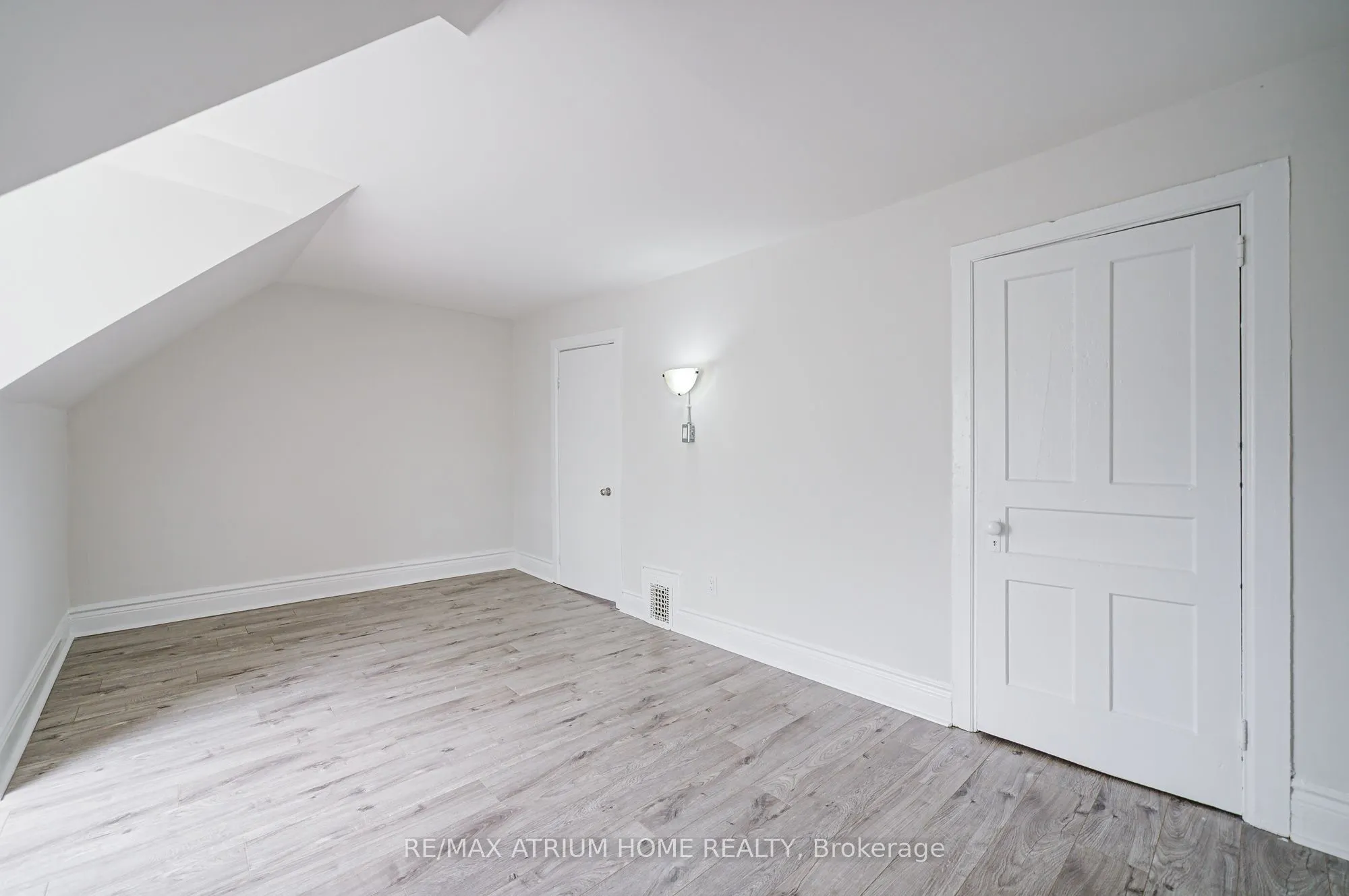 1000 Dundas Street W