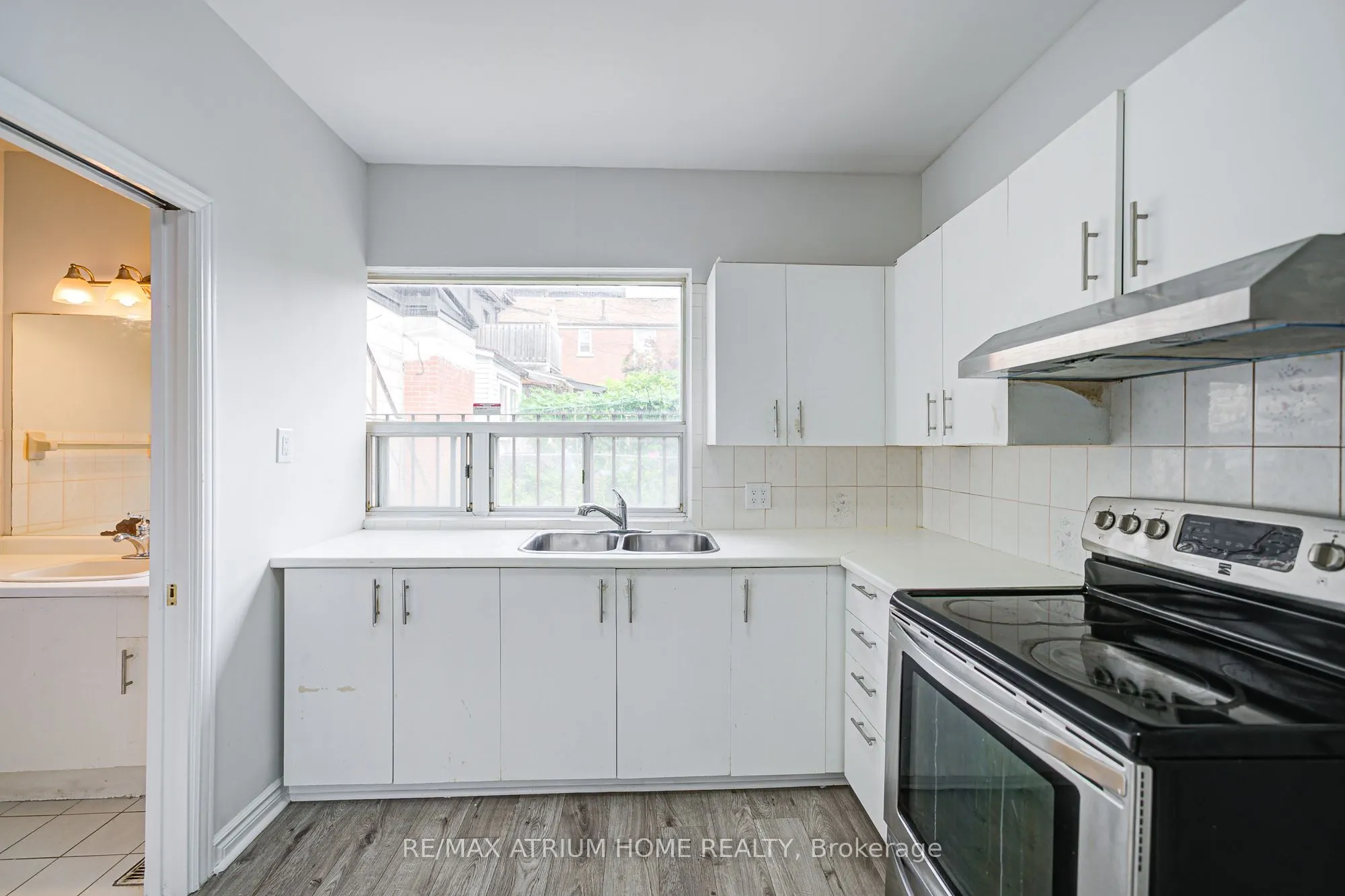 1000 Dundas Street W