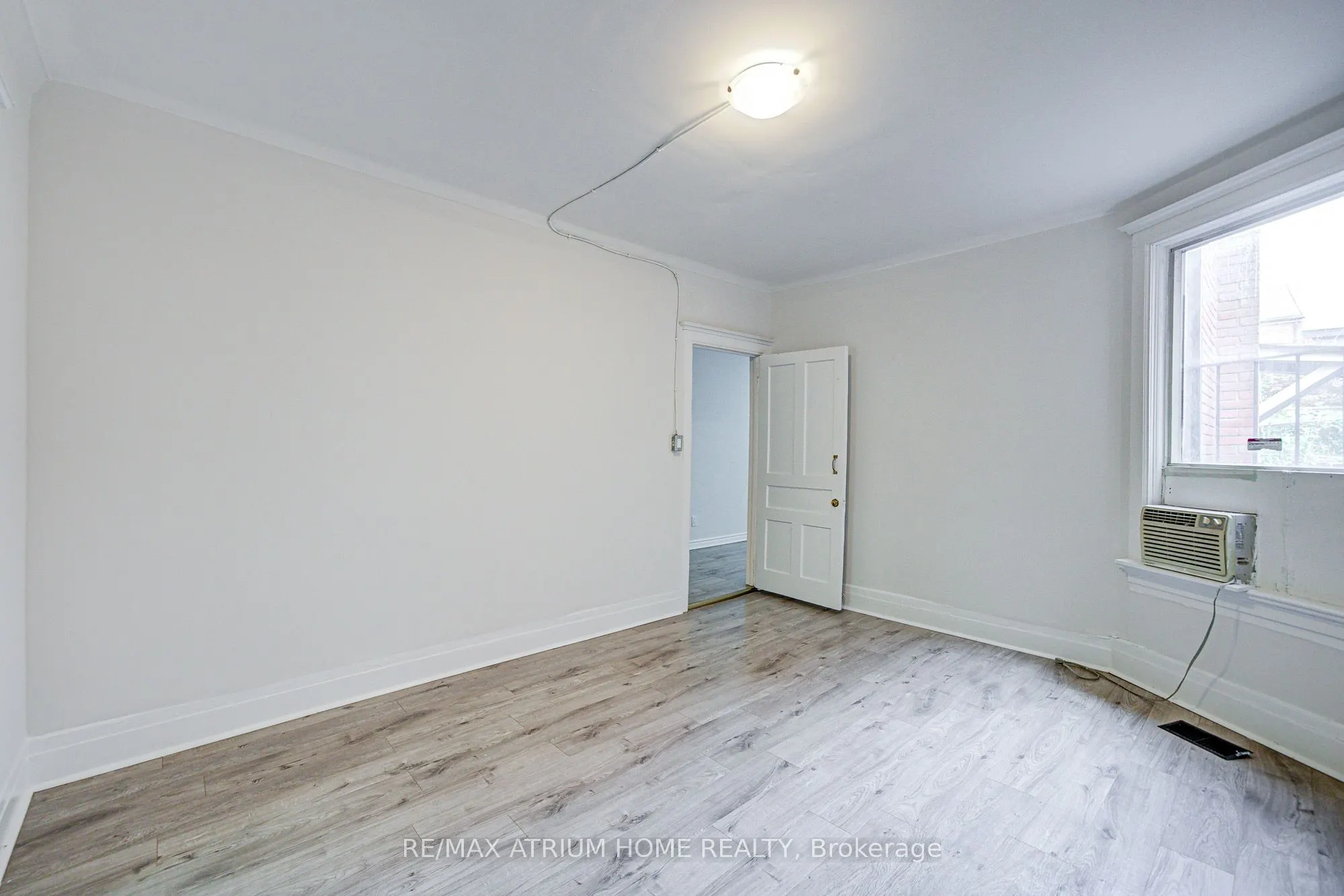 1000 Dundas Street W