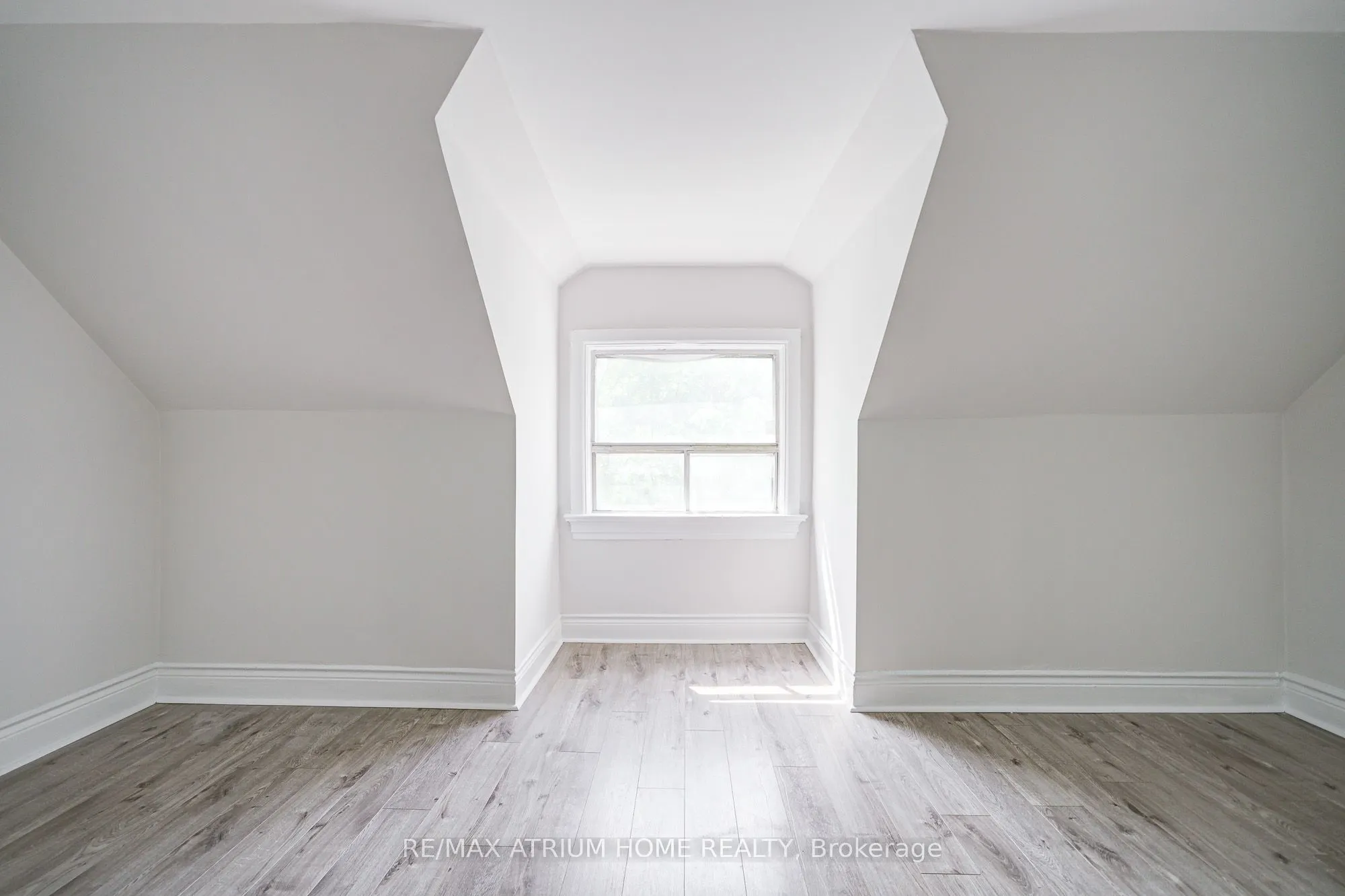 1000 Dundas Street W