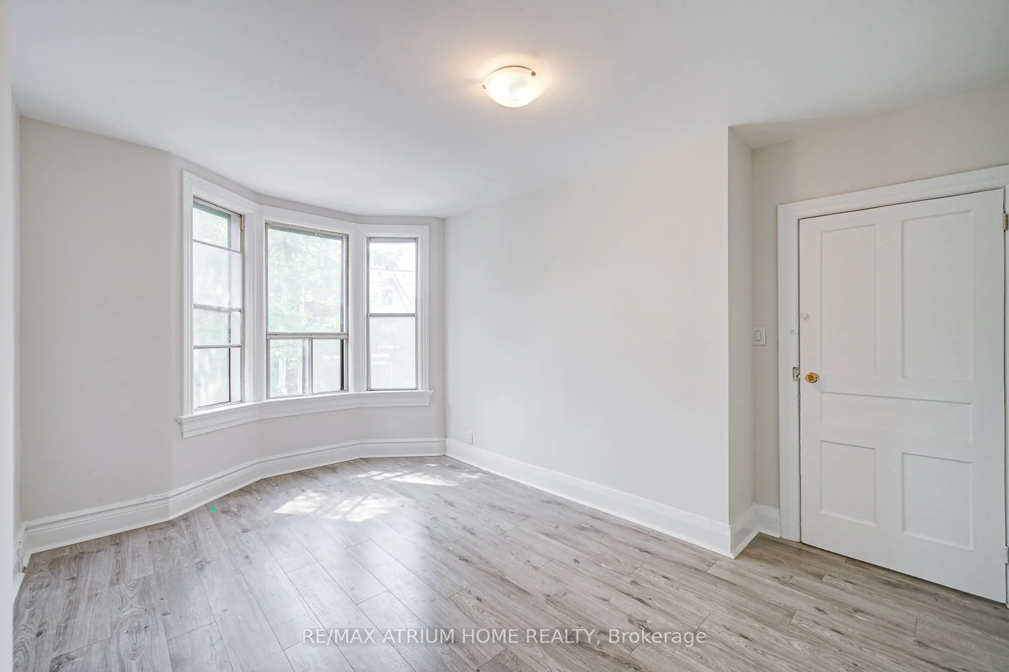 1000 Dundas Street W