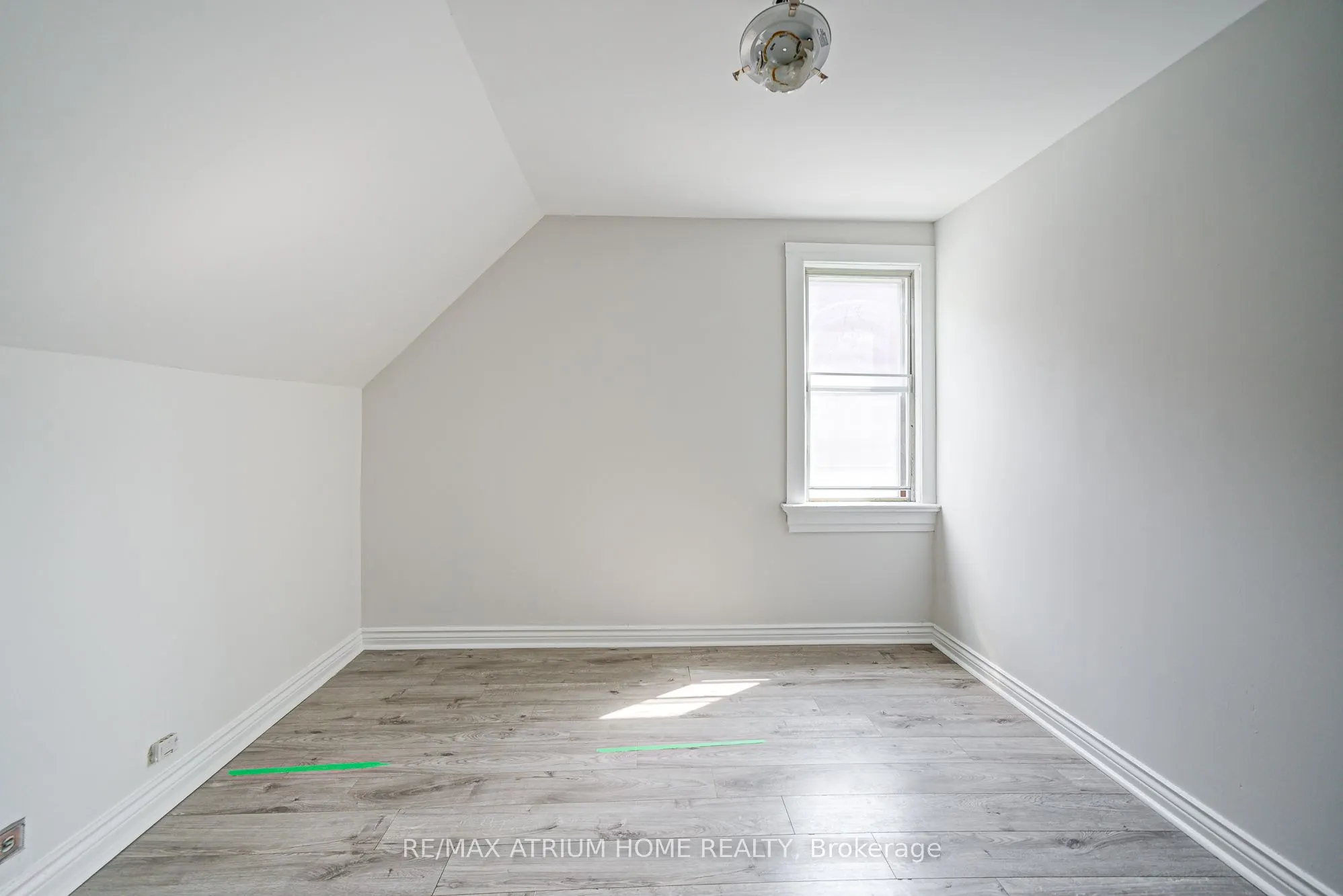 1000 Dundas Street W