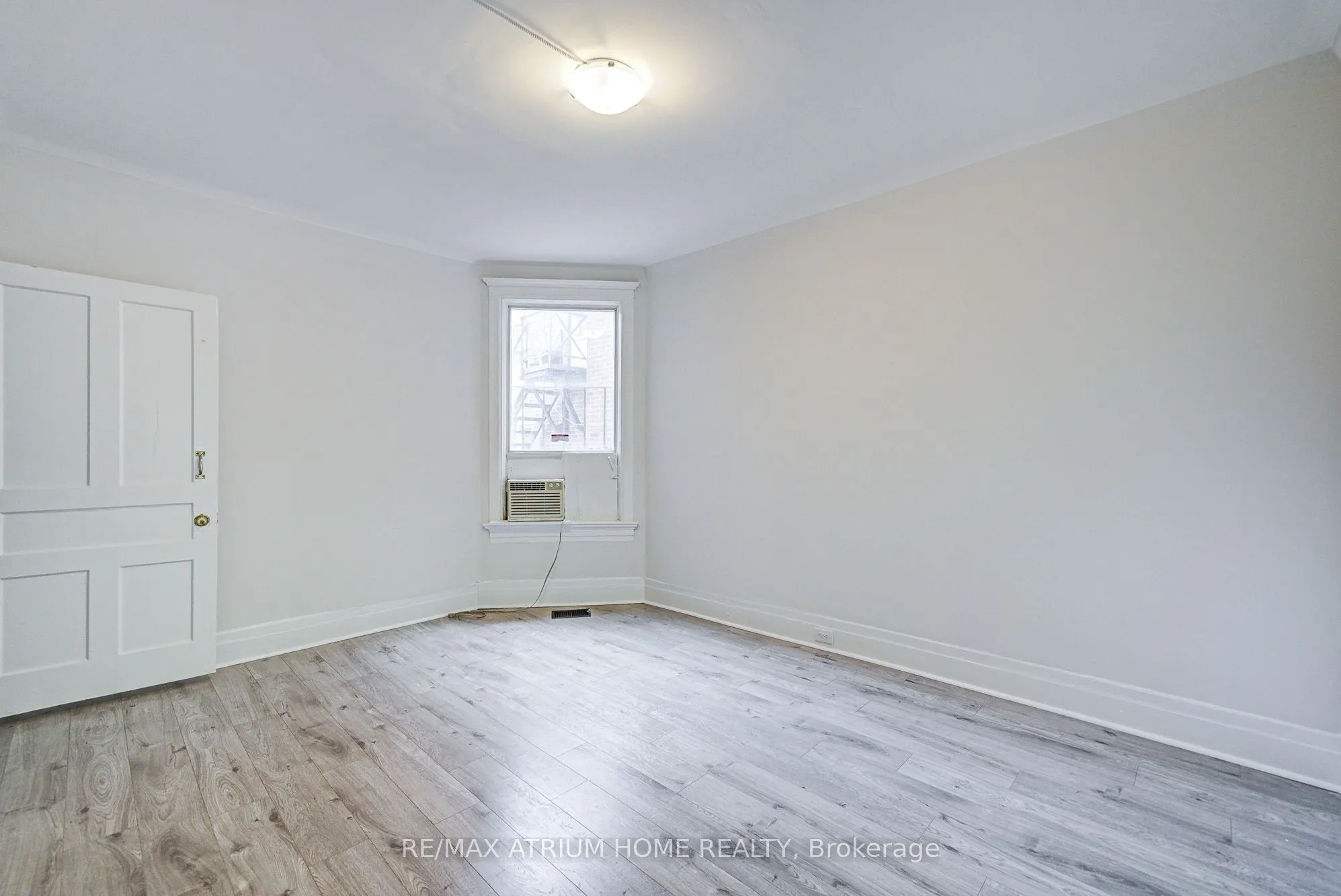 1000 Dundas Street W