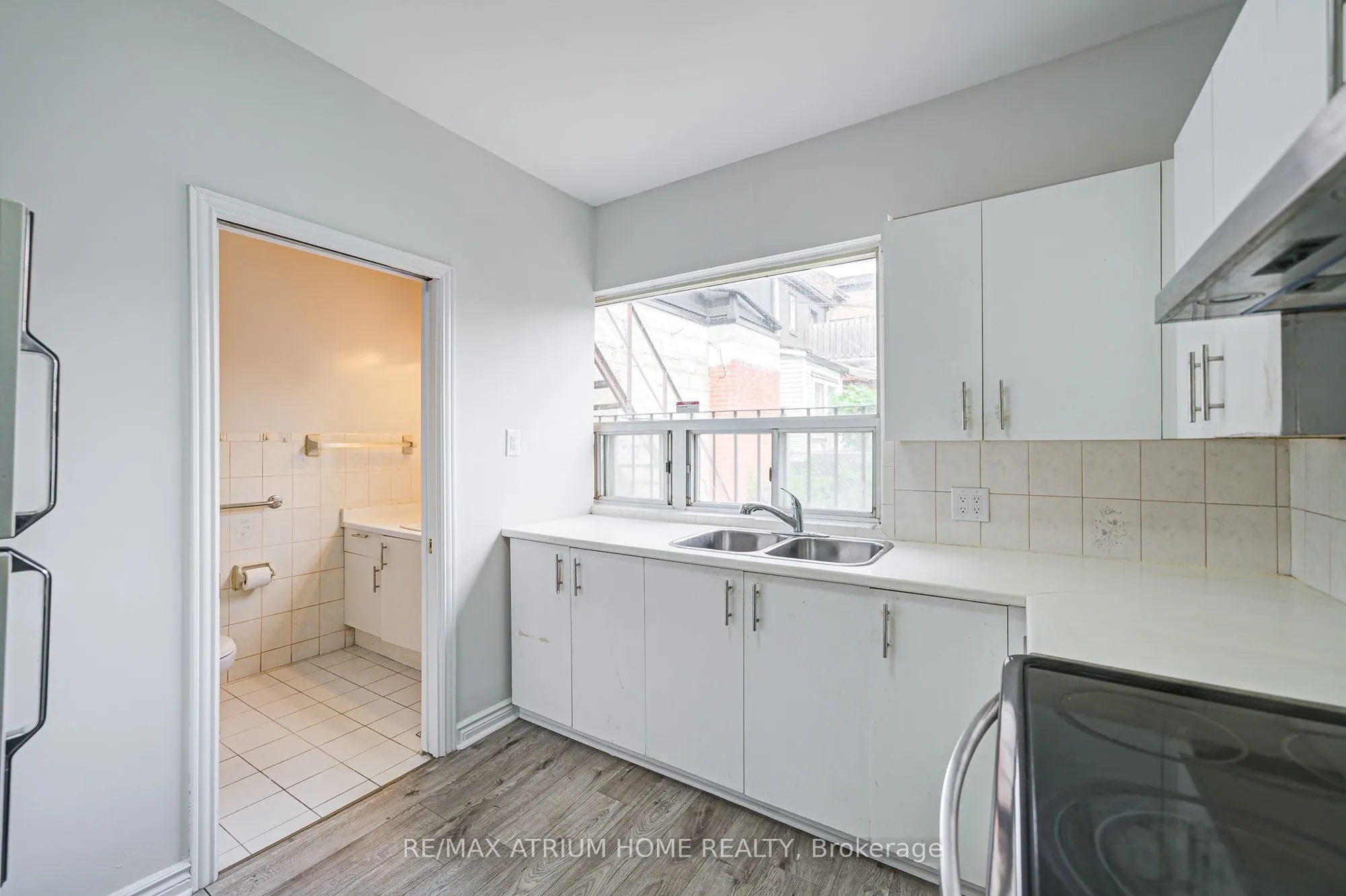 1000 Dundas Street W