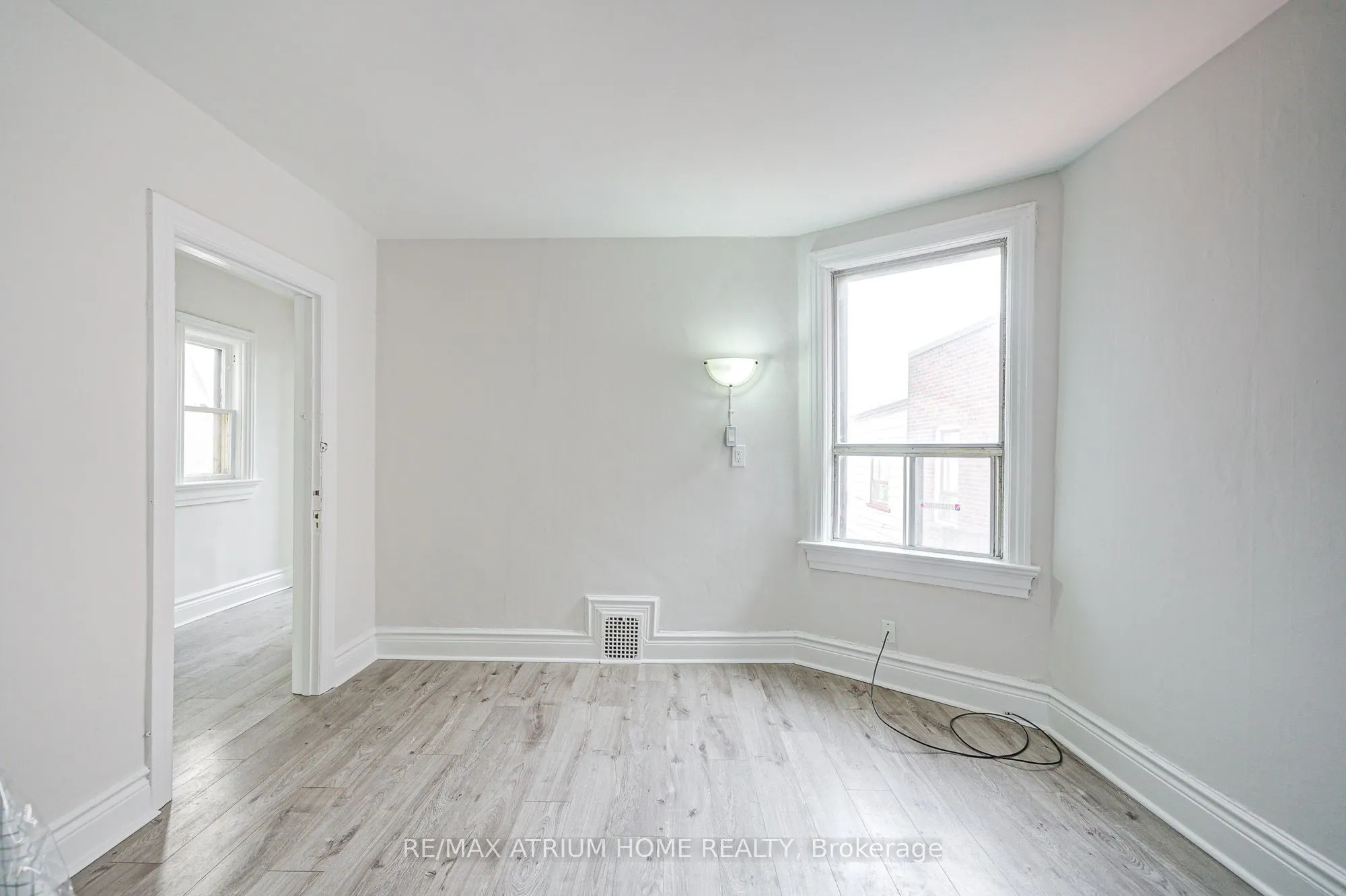 1000 Dundas Street W