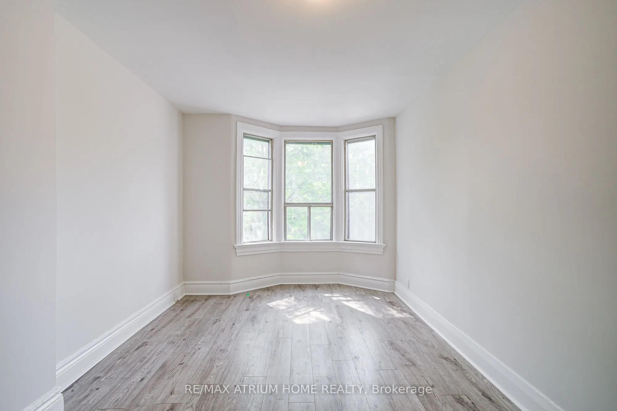 1000 Dundas Street W