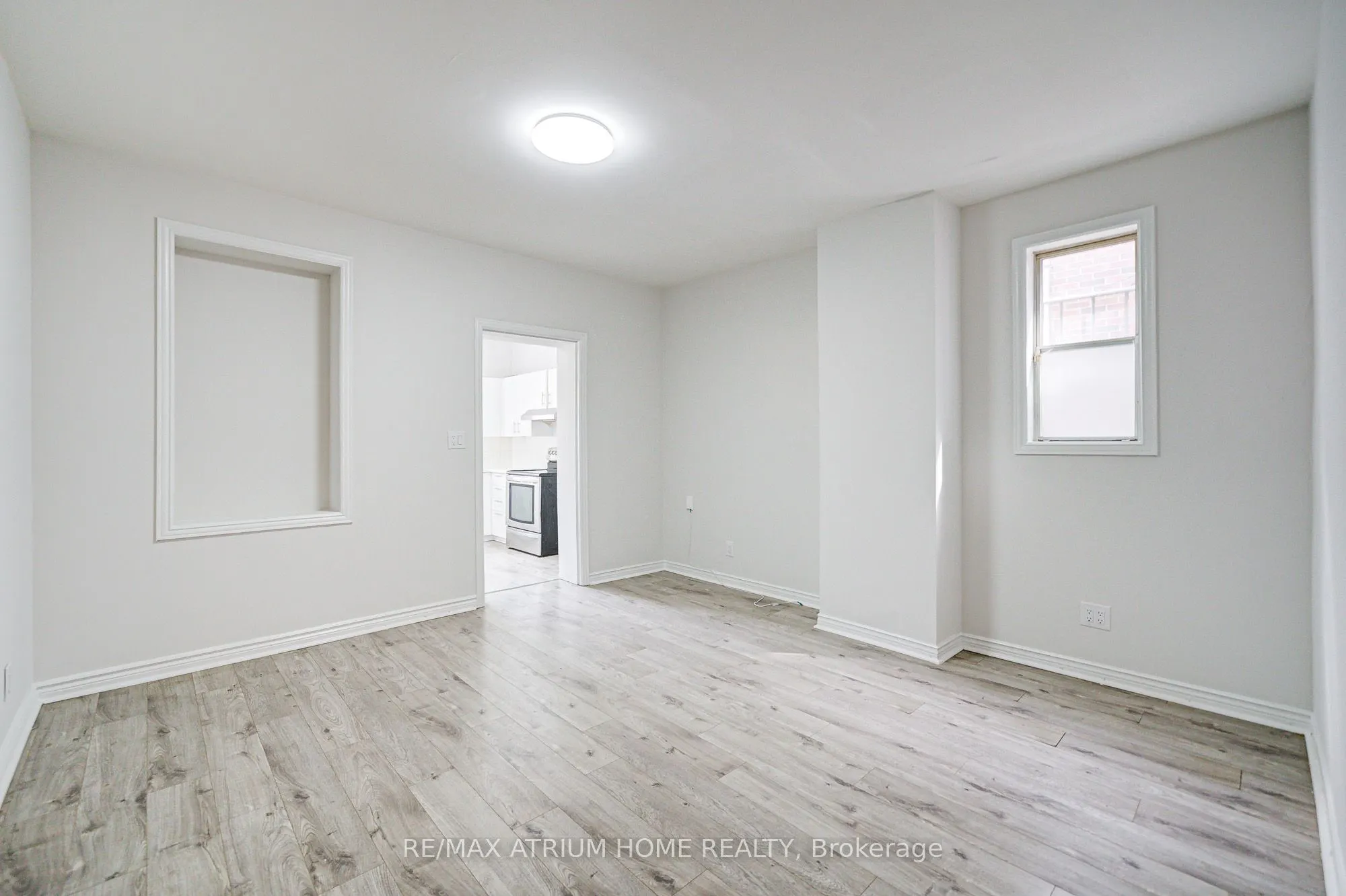 1000 Dundas Street W