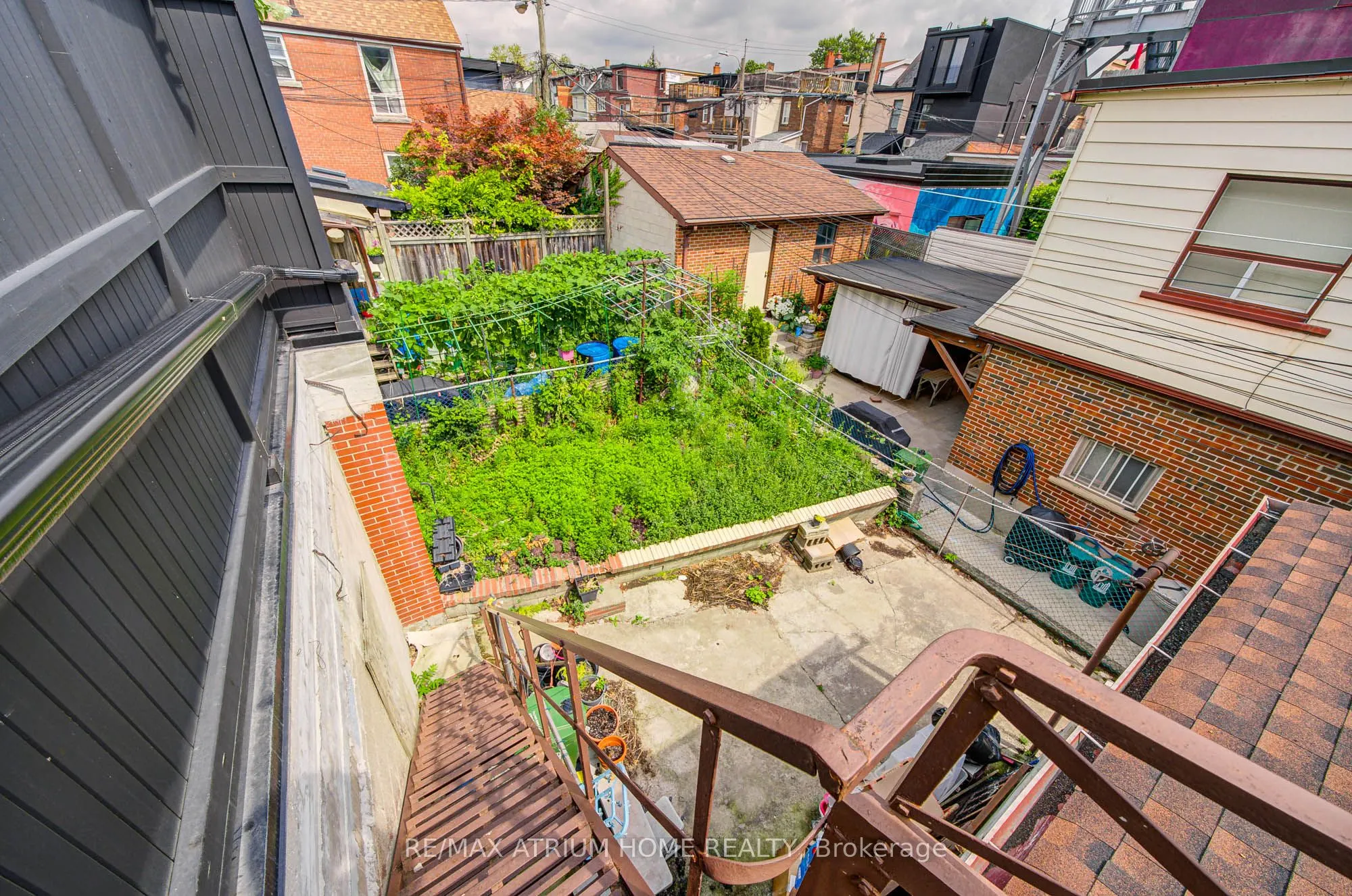 1000 Dundas Street W