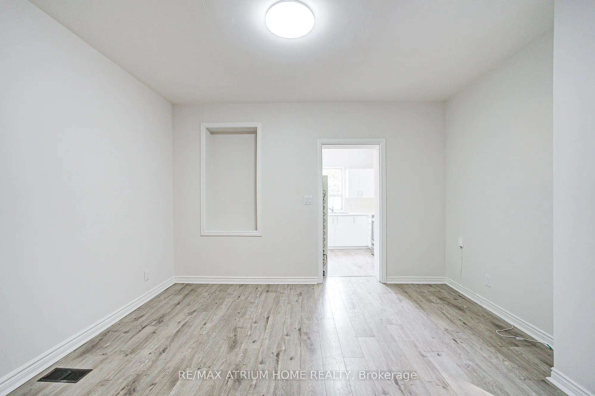 1000 Dundas Street W
