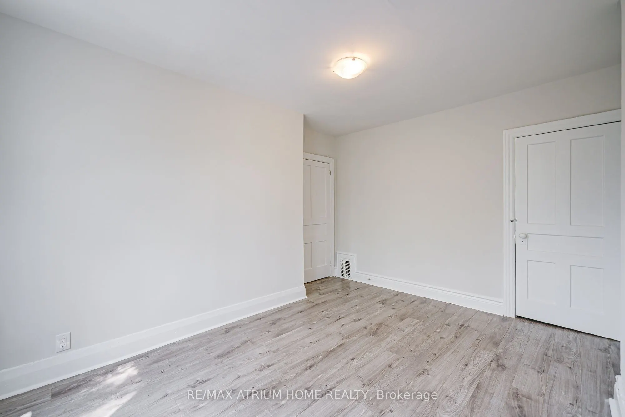 1000 Dundas Street W