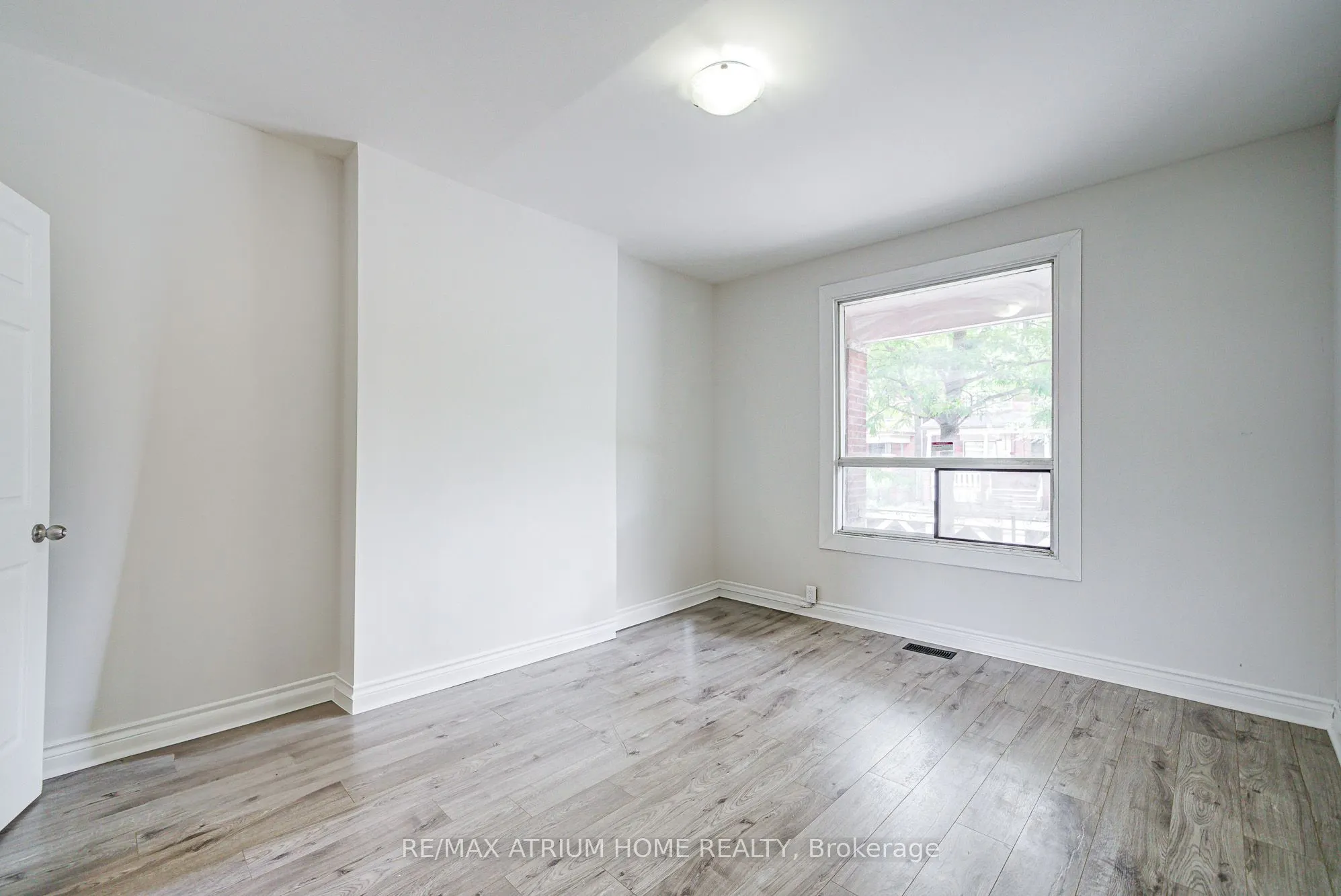 1000 Dundas Street W
