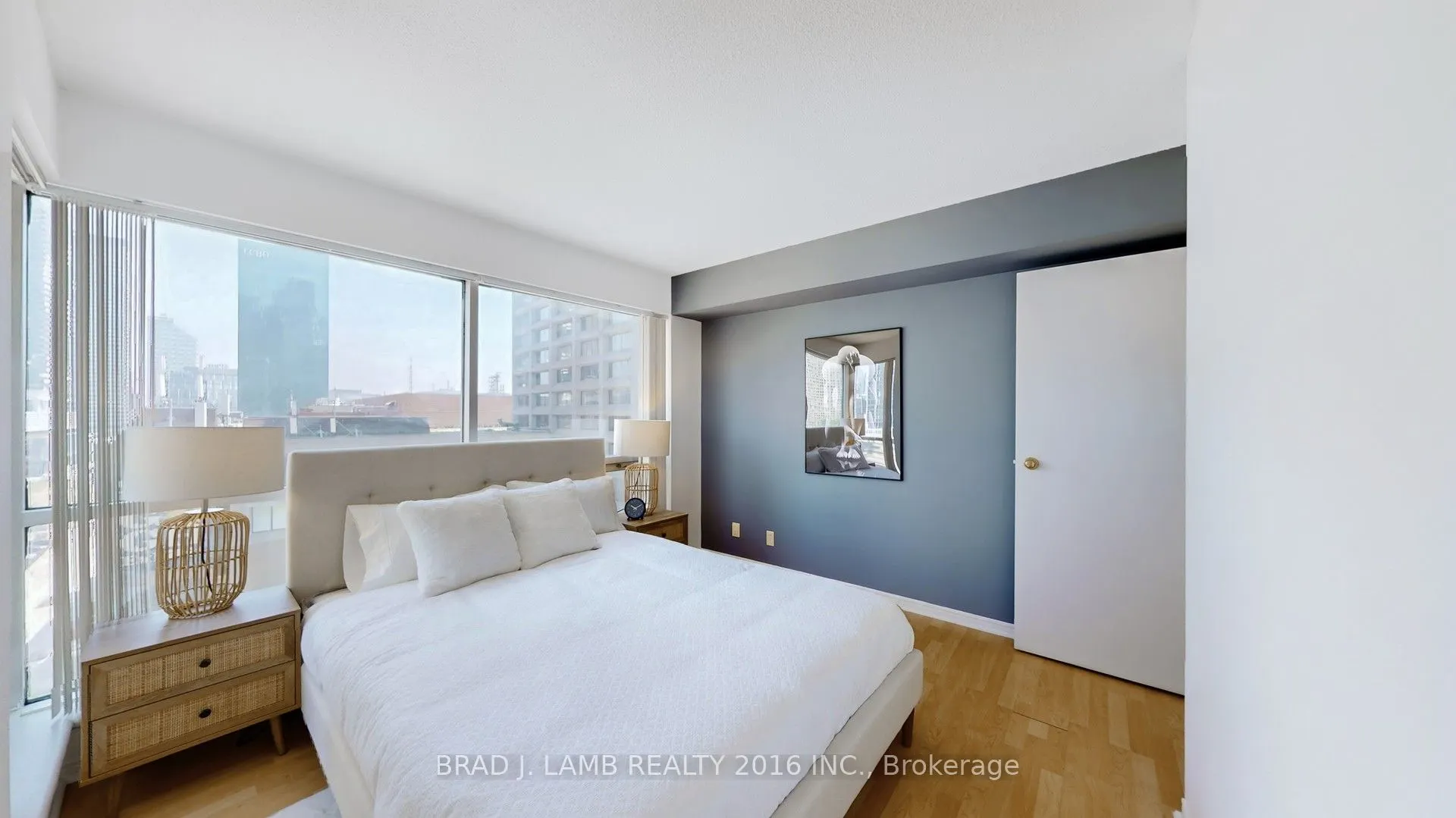 10 Yonge Street, #907