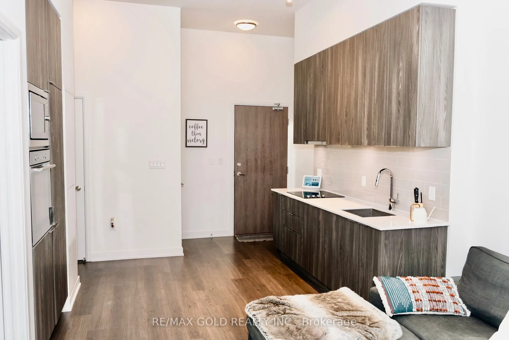 576 Front Street W