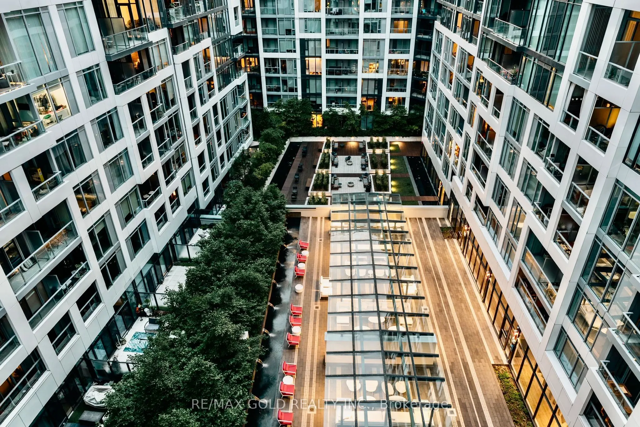 576 Front Street W