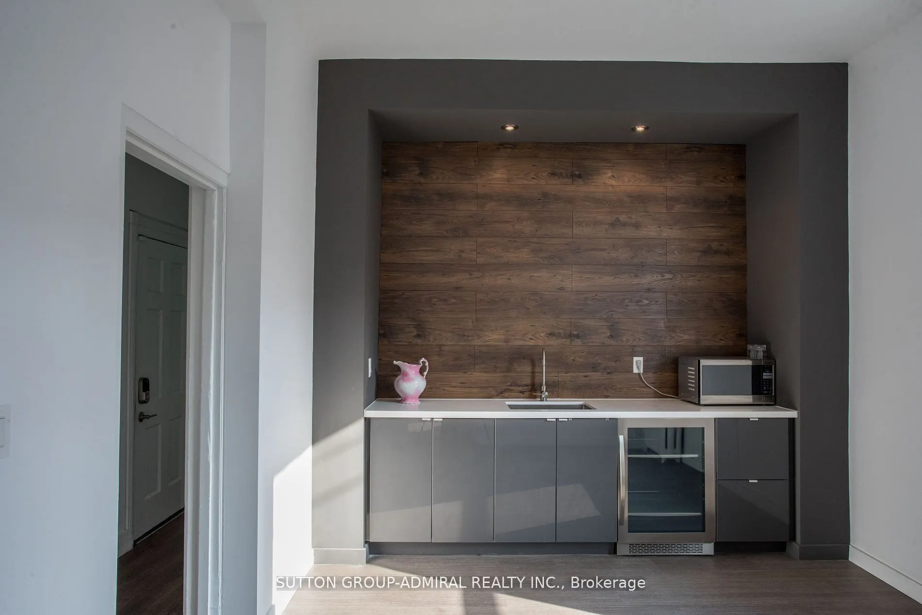 652 Queen Street W, #2nd Flr