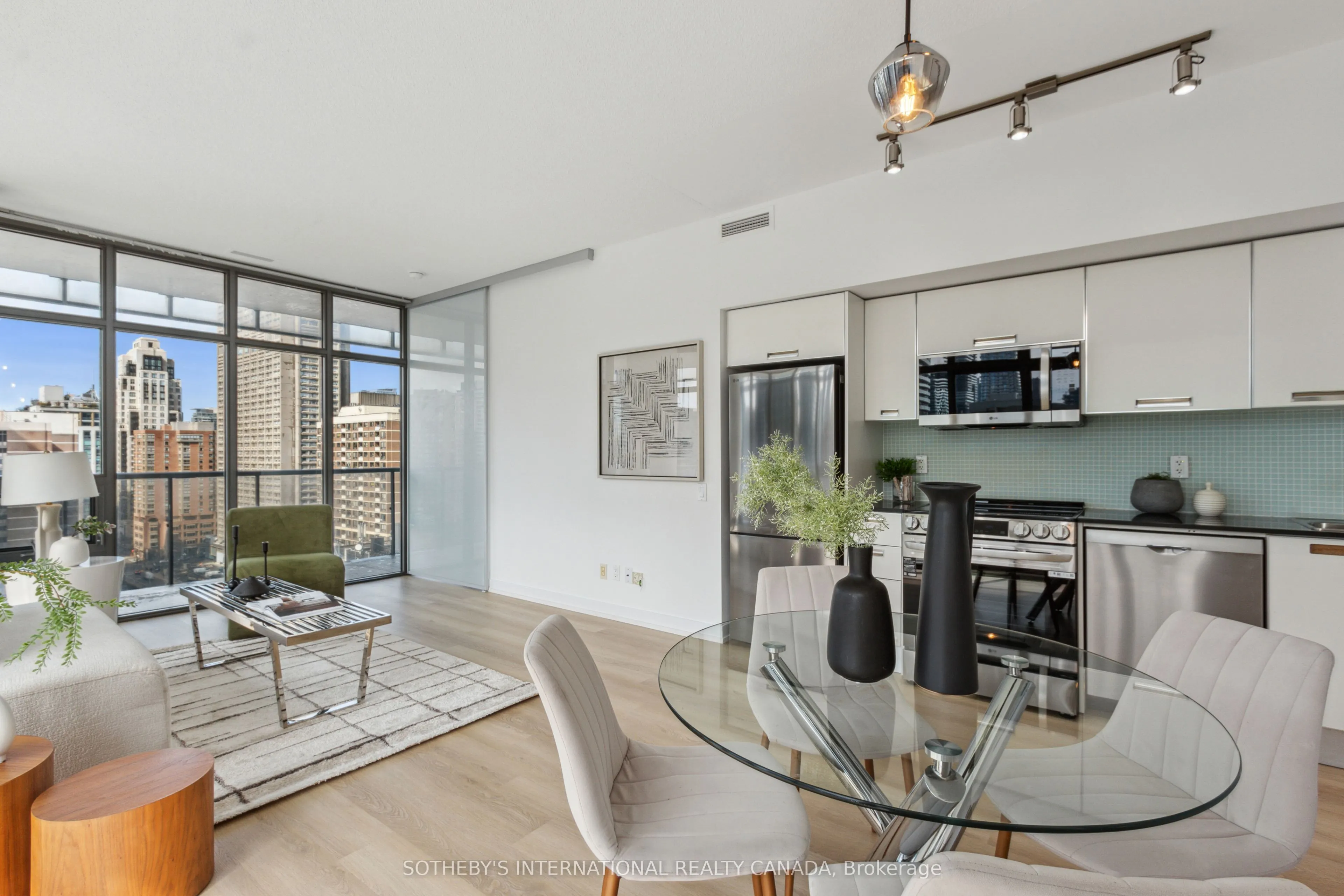 33 Charles Street E, #1605