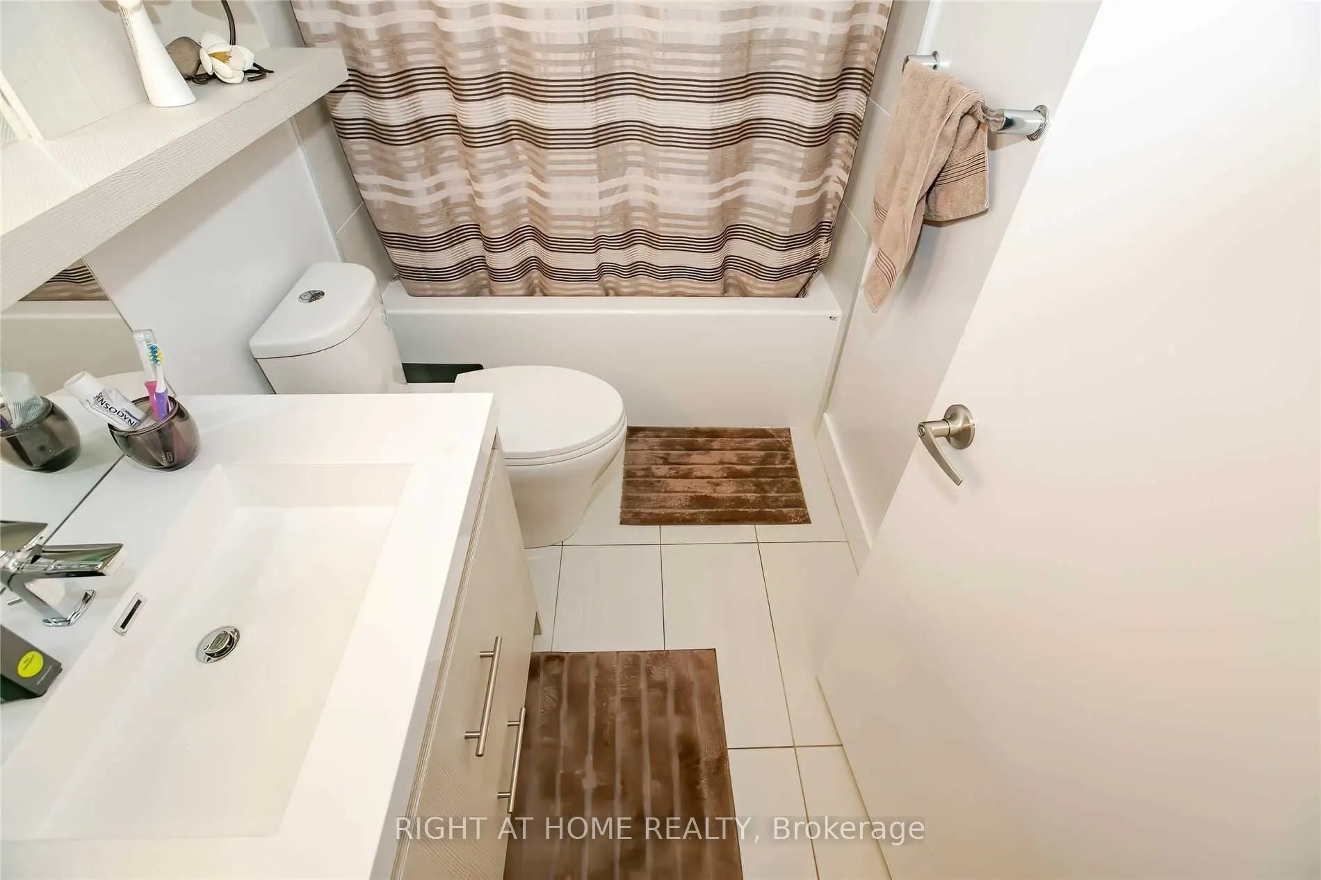 150 Fairview Mall Drive, #411