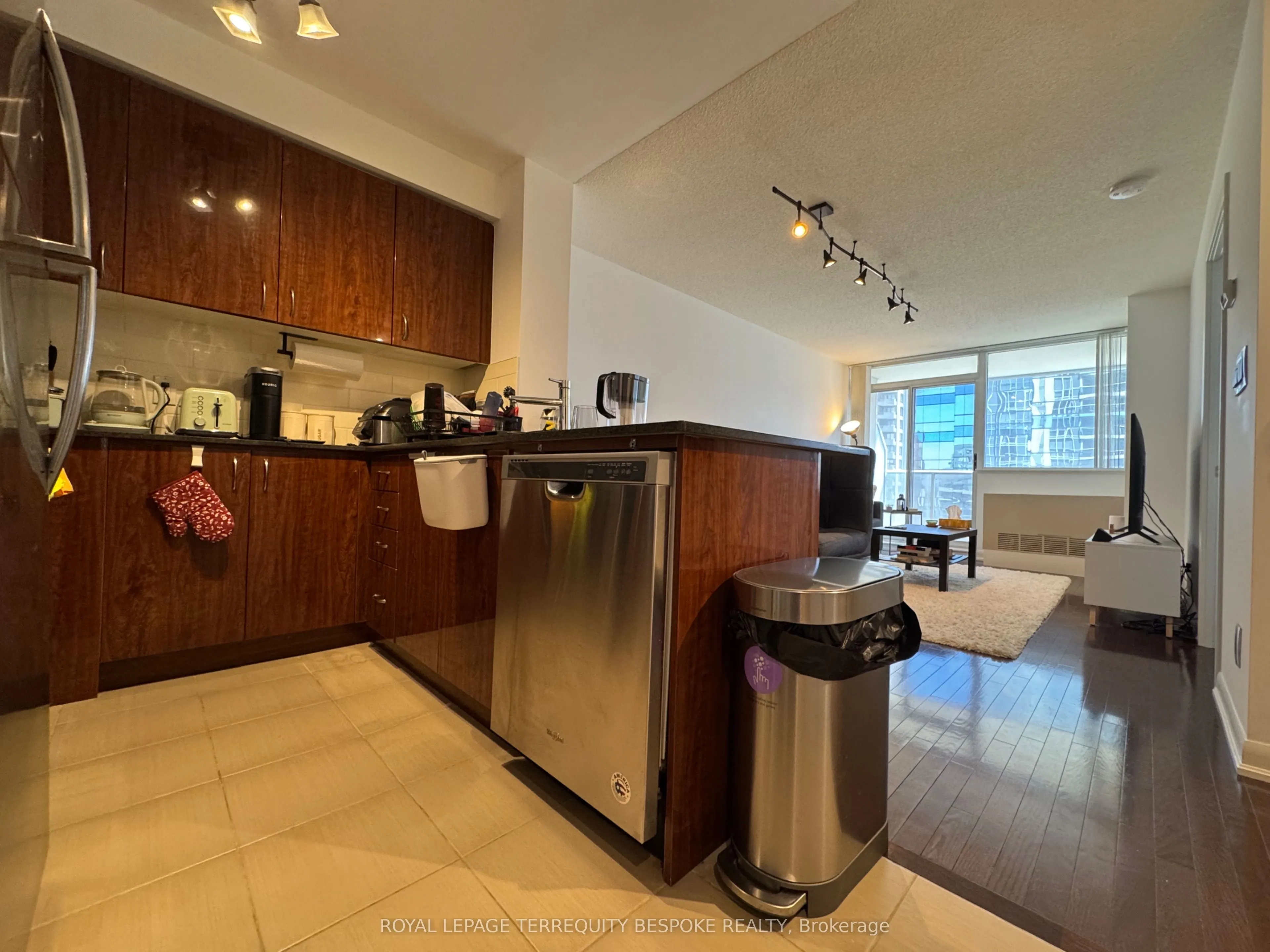5791 Yonge Street, #801