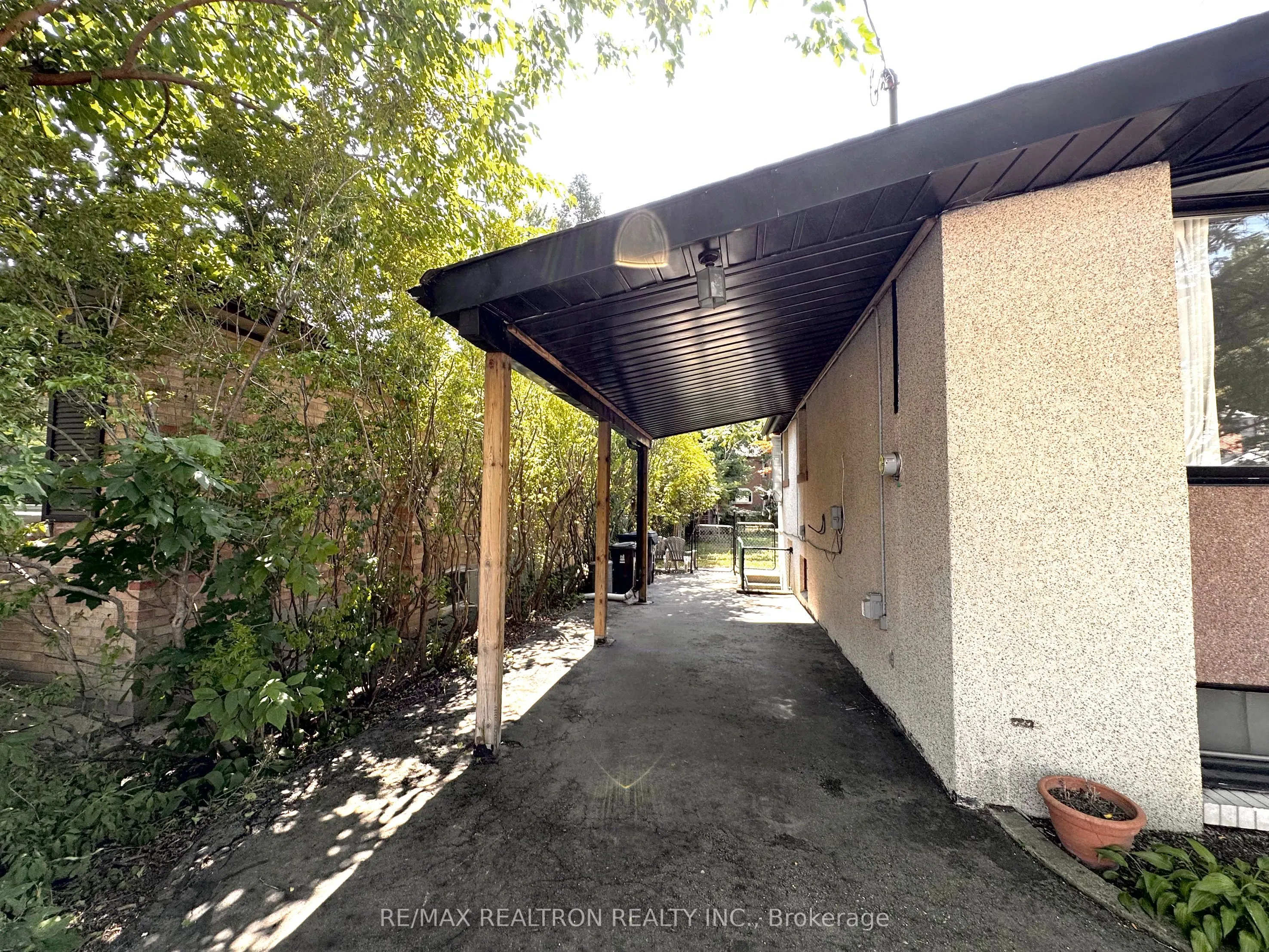261 Hollywood Avenue