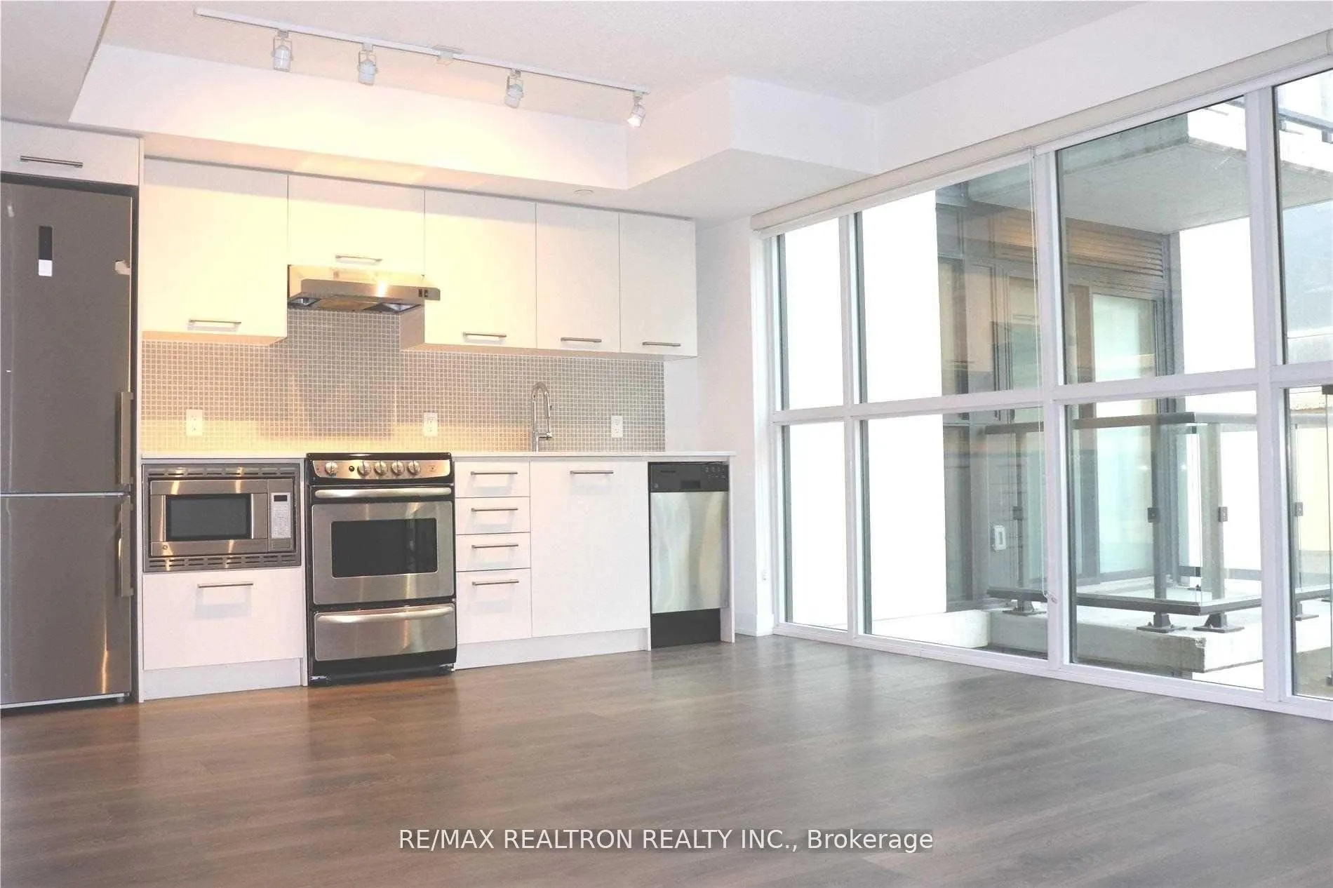 87 Peter Street, #1111