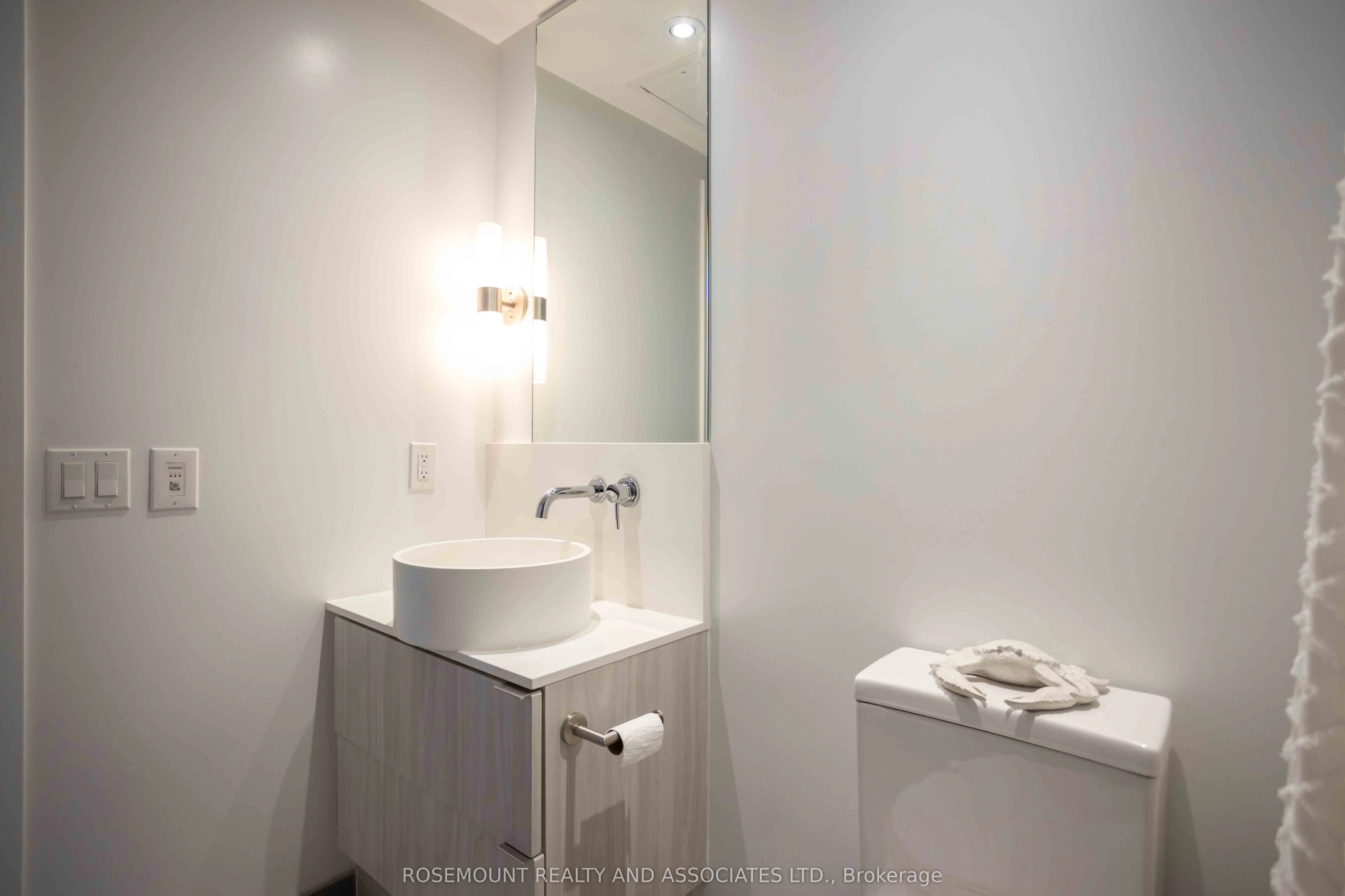 161 Roehampton Avenue, #712