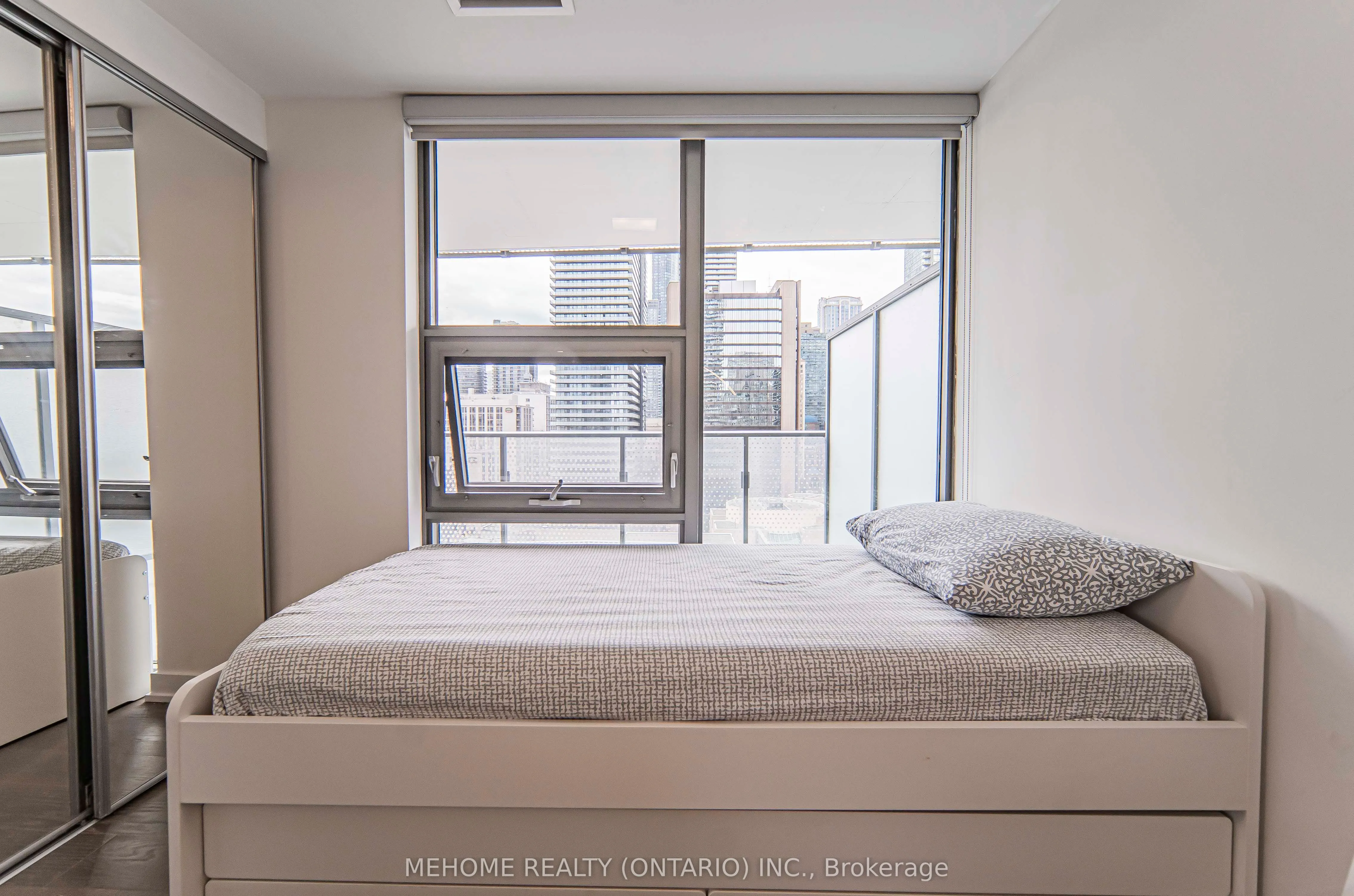 11 Wellesley Street W, #902