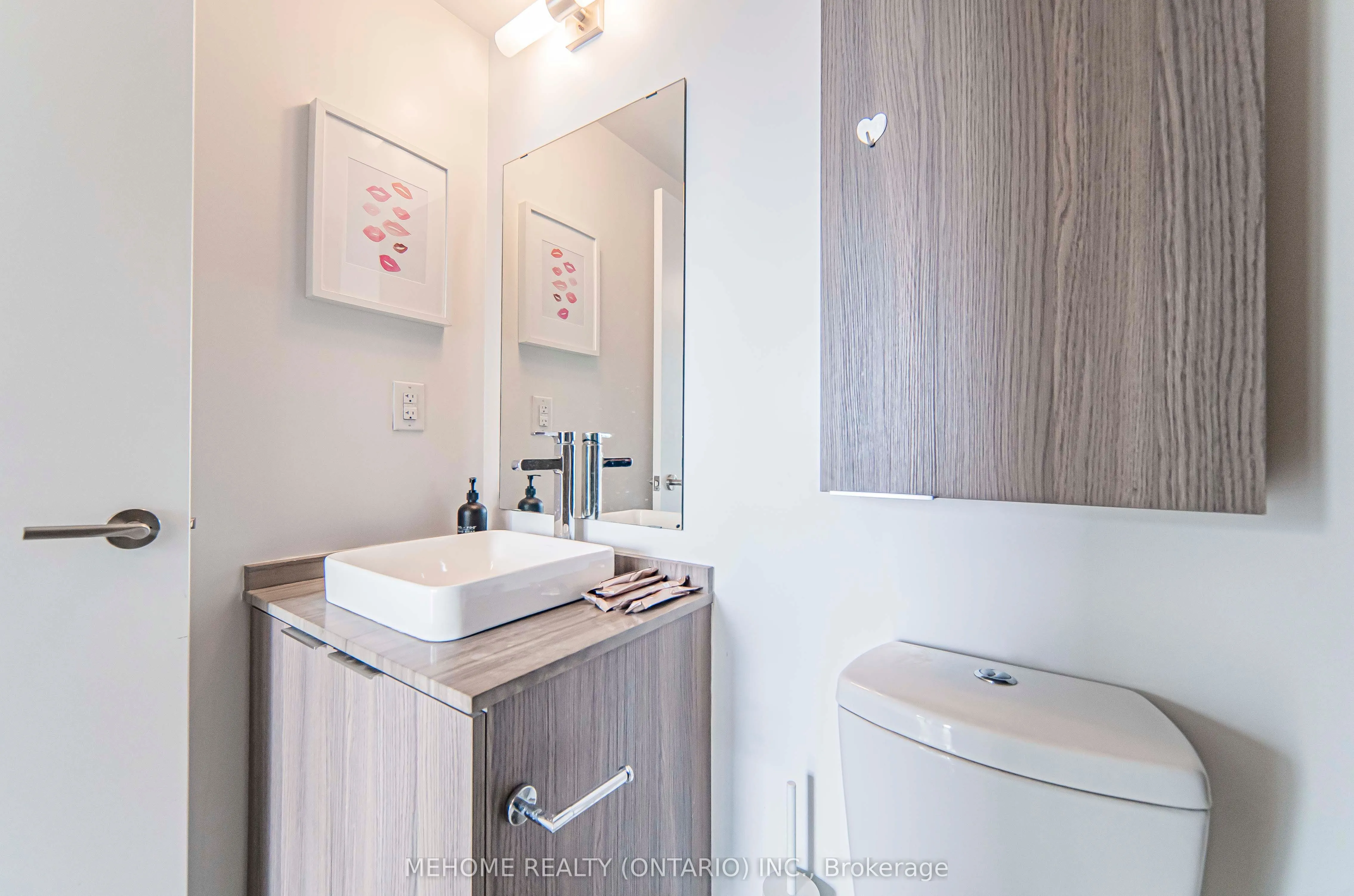 11 Wellesley Street W, #902